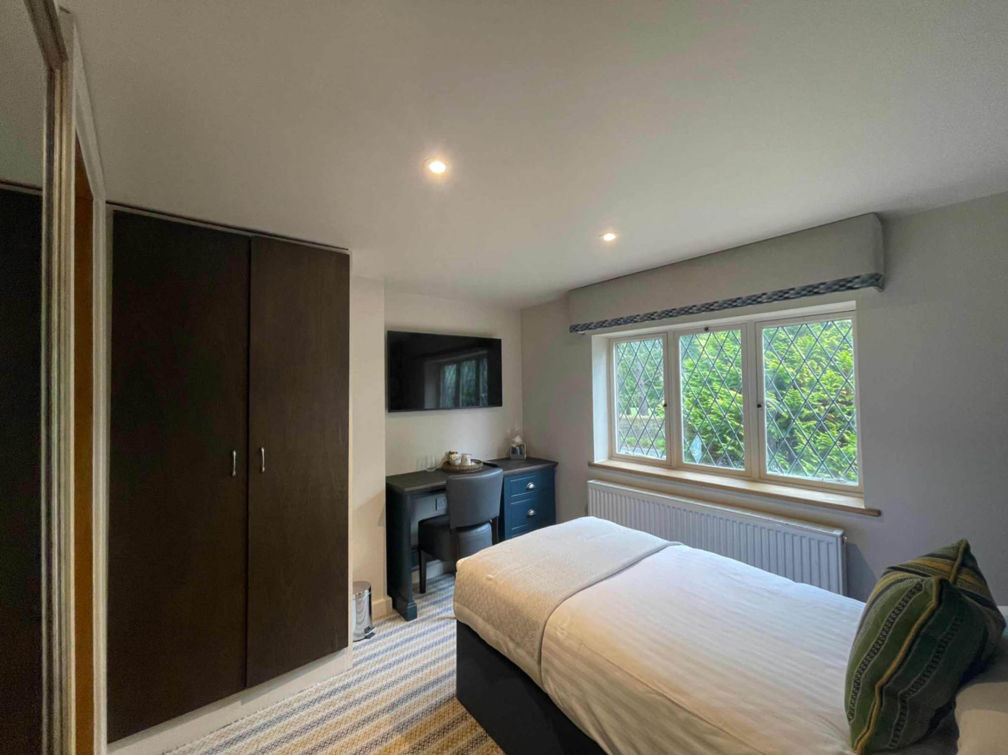 Single_Room_Hallingbury_House3_S