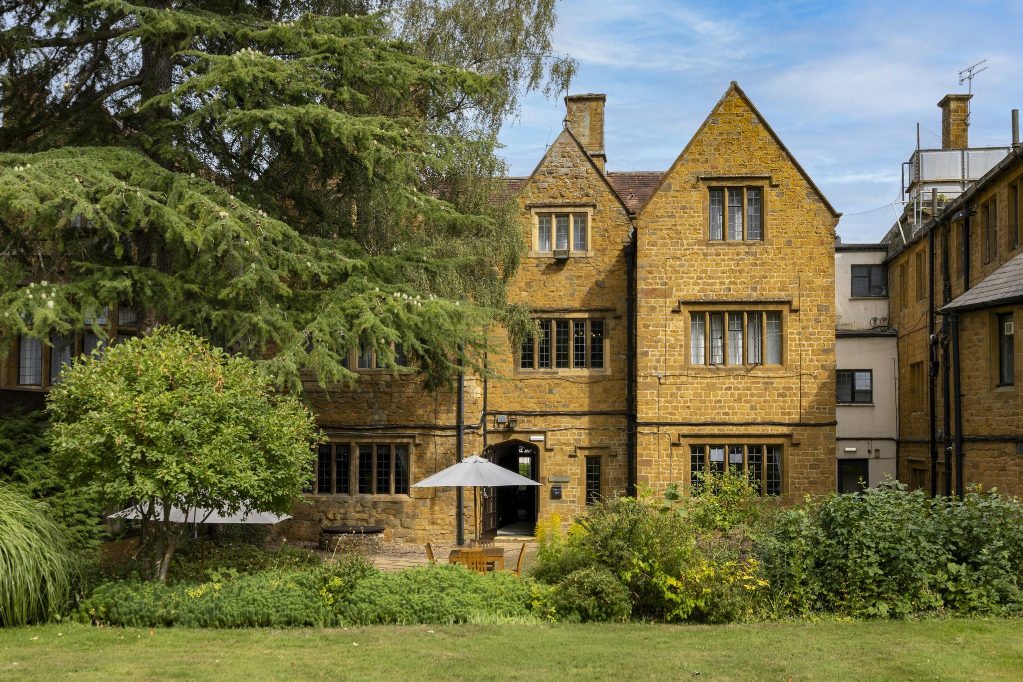 AdiupyHFM0C6osZxEICW8A_Gardens_(3)_S