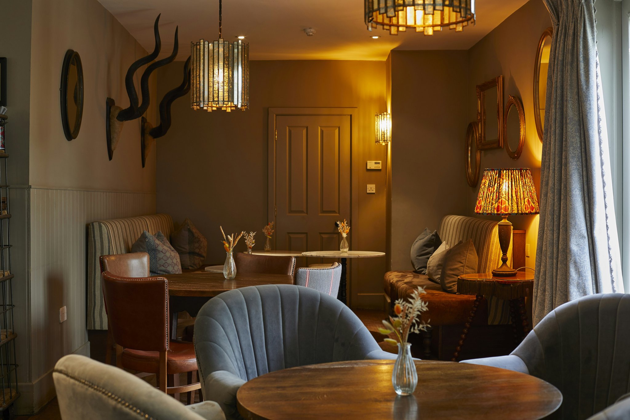 nOxYVVIFZk6T9VJMp4lwTw_BarSeating_S