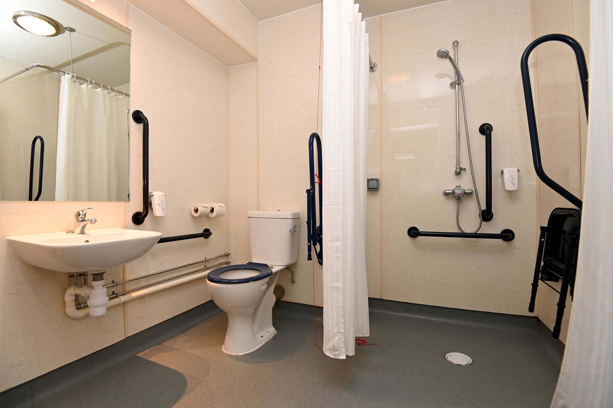 odL9gK9Uv0a0gFENwSLHtQ_Accessible_Double_or_Twin_Bathroom_S