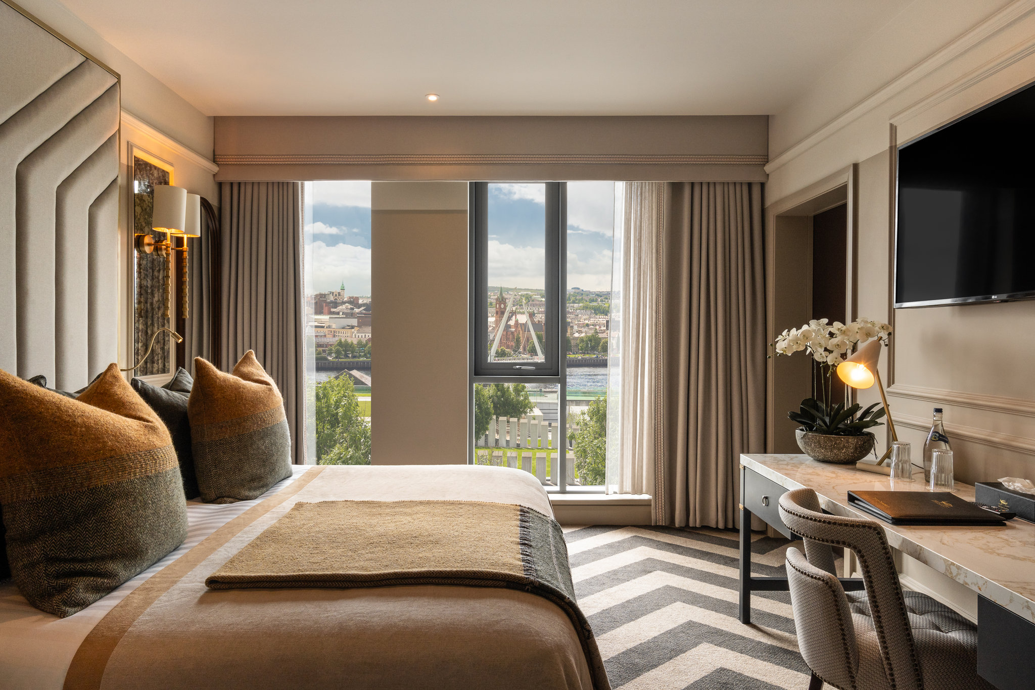 suite_room_with_peace_bridge_S