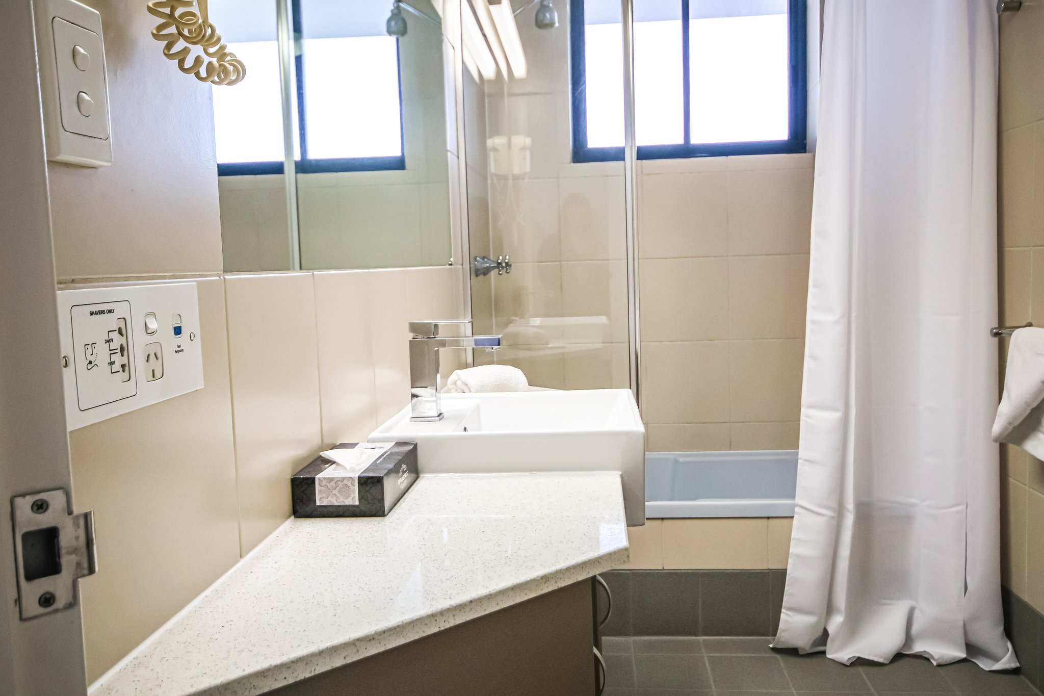 g4PH9ORjPkho3shwnoudQ_Bathroom_-_301_S