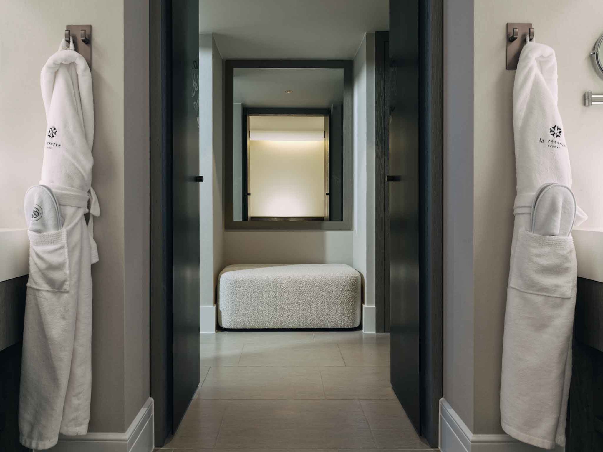 CwHVpOG5lEOls8lv7Hxotg_Executive_Suite-06_S