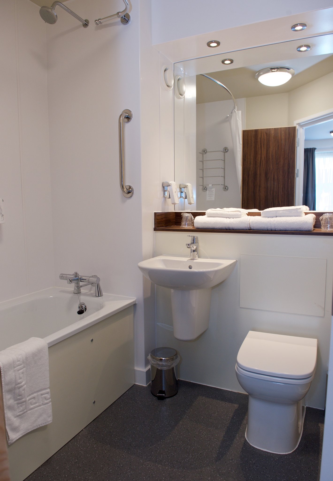 5r7nyTr4EmngMHhBwlZng_Double_or_Twin_Bathroom_S