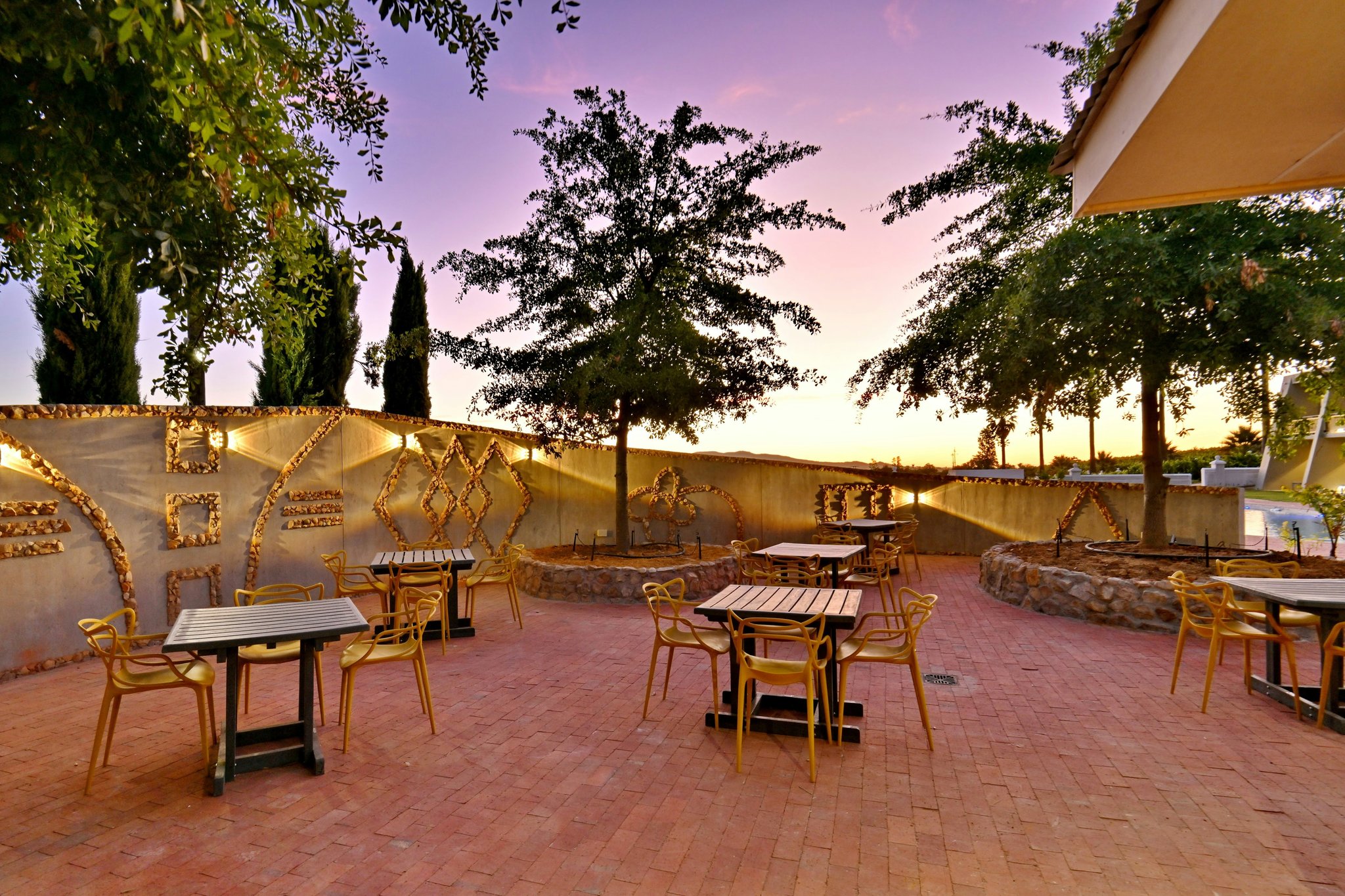 09XXYlrLLka28kxoAuHtnw_Terrace-2_S