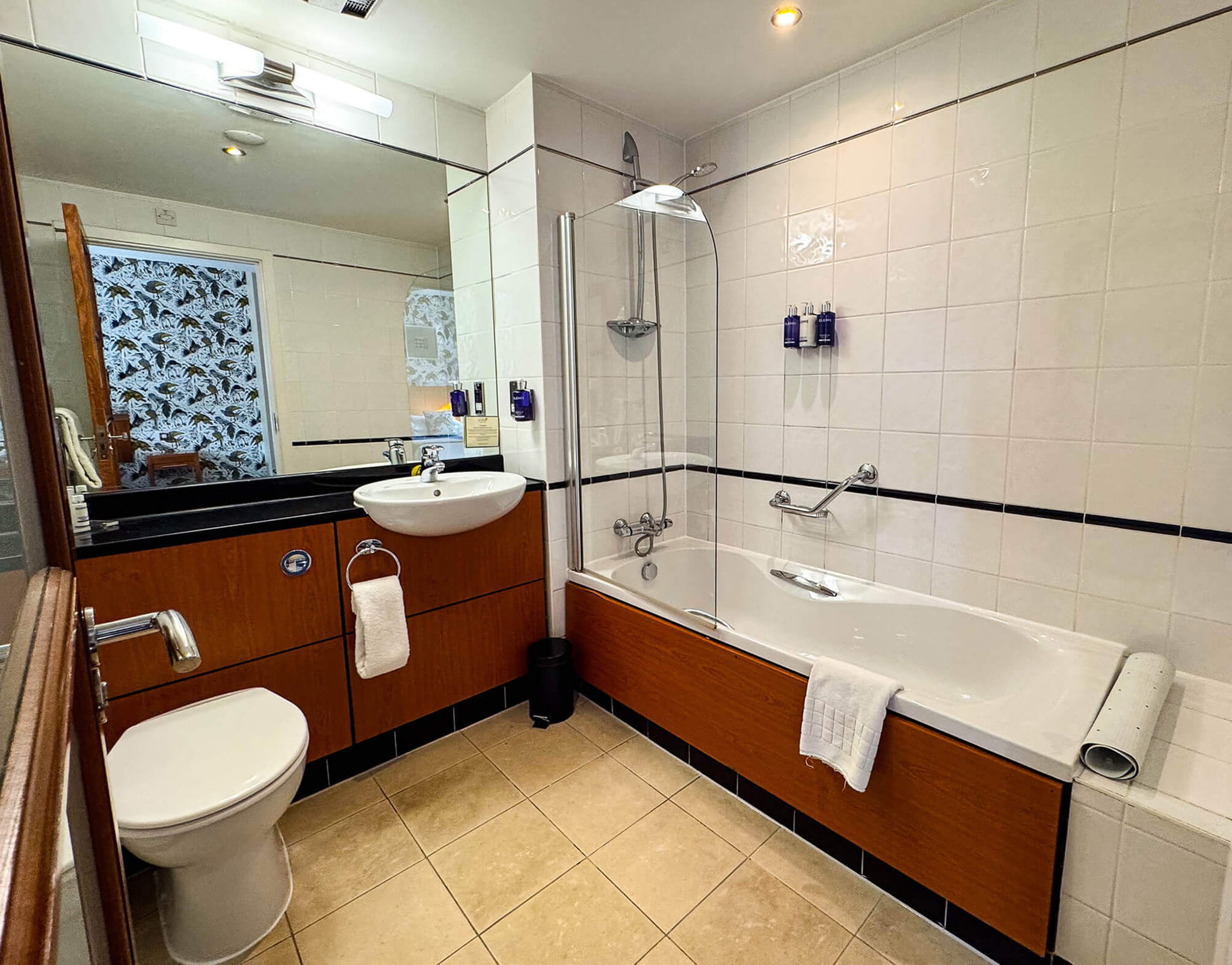 King_Room01_Bathroom_S