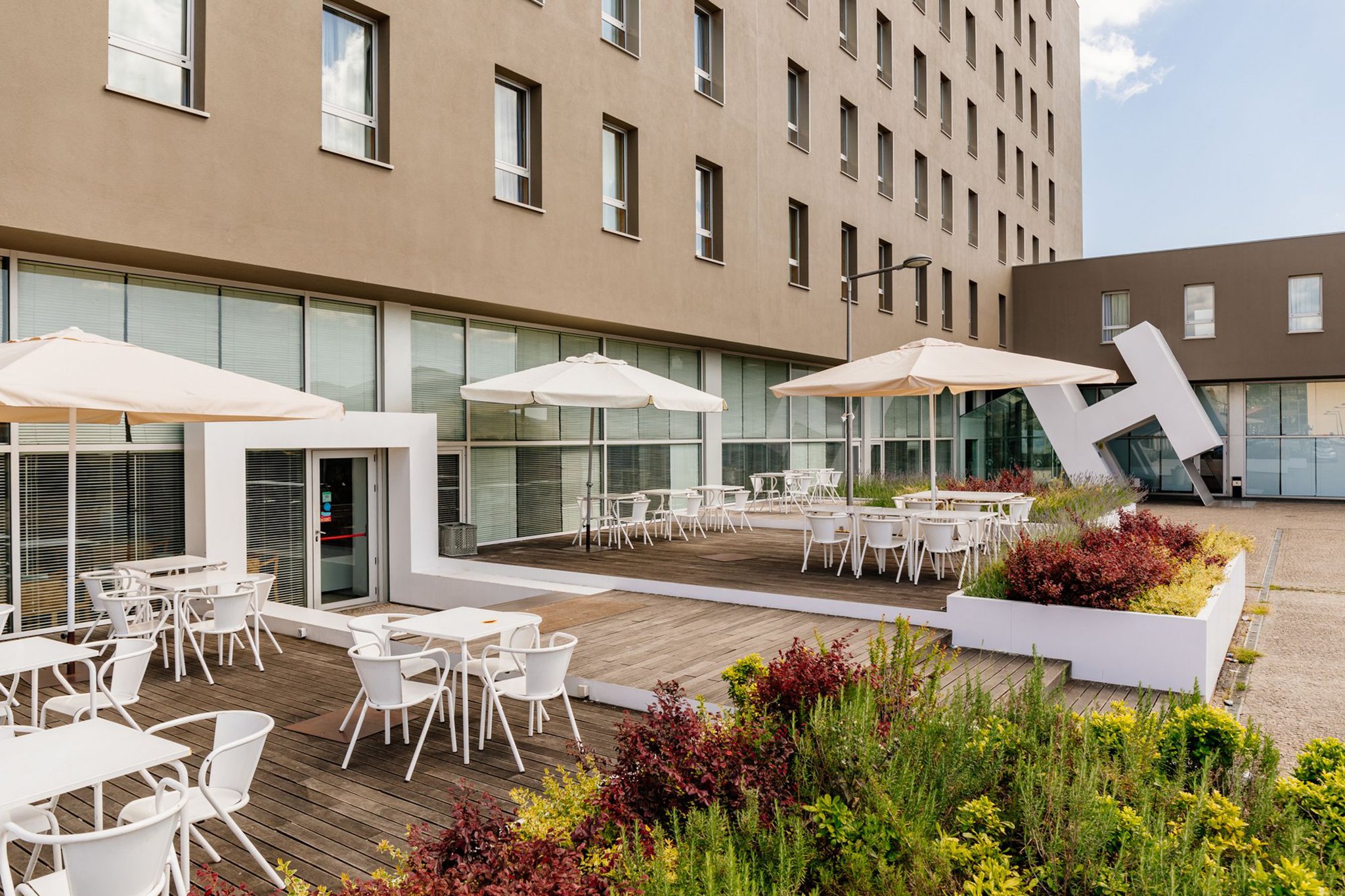 V4ohLWJi60OLb7XwmaI03A_Terrace.jpg_S