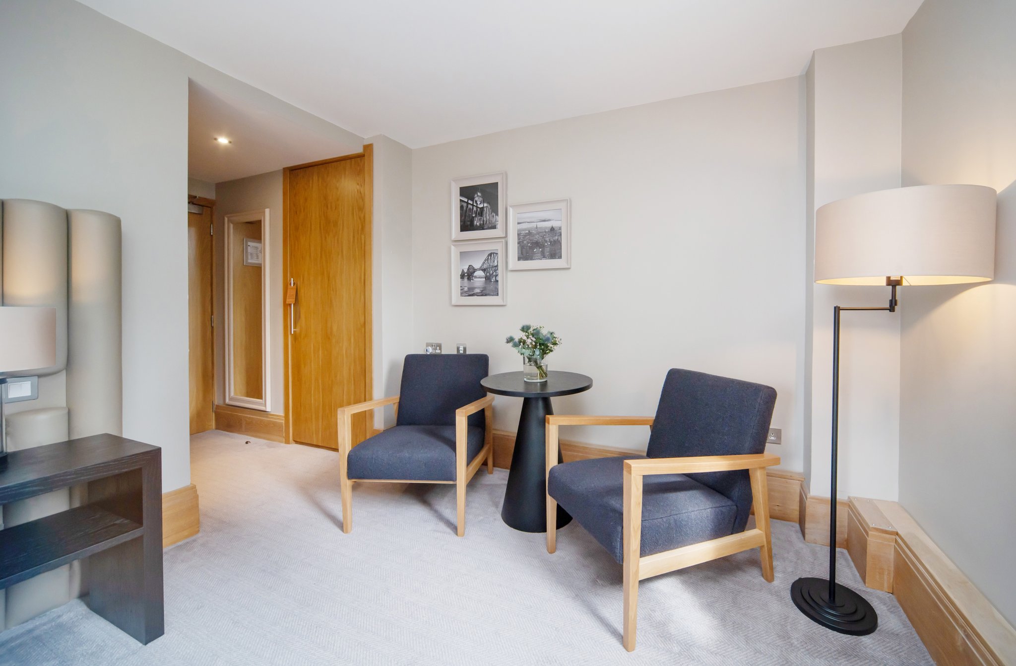 Scholar_Deluxe_Double_Room_Seating_Area_._jpg_S