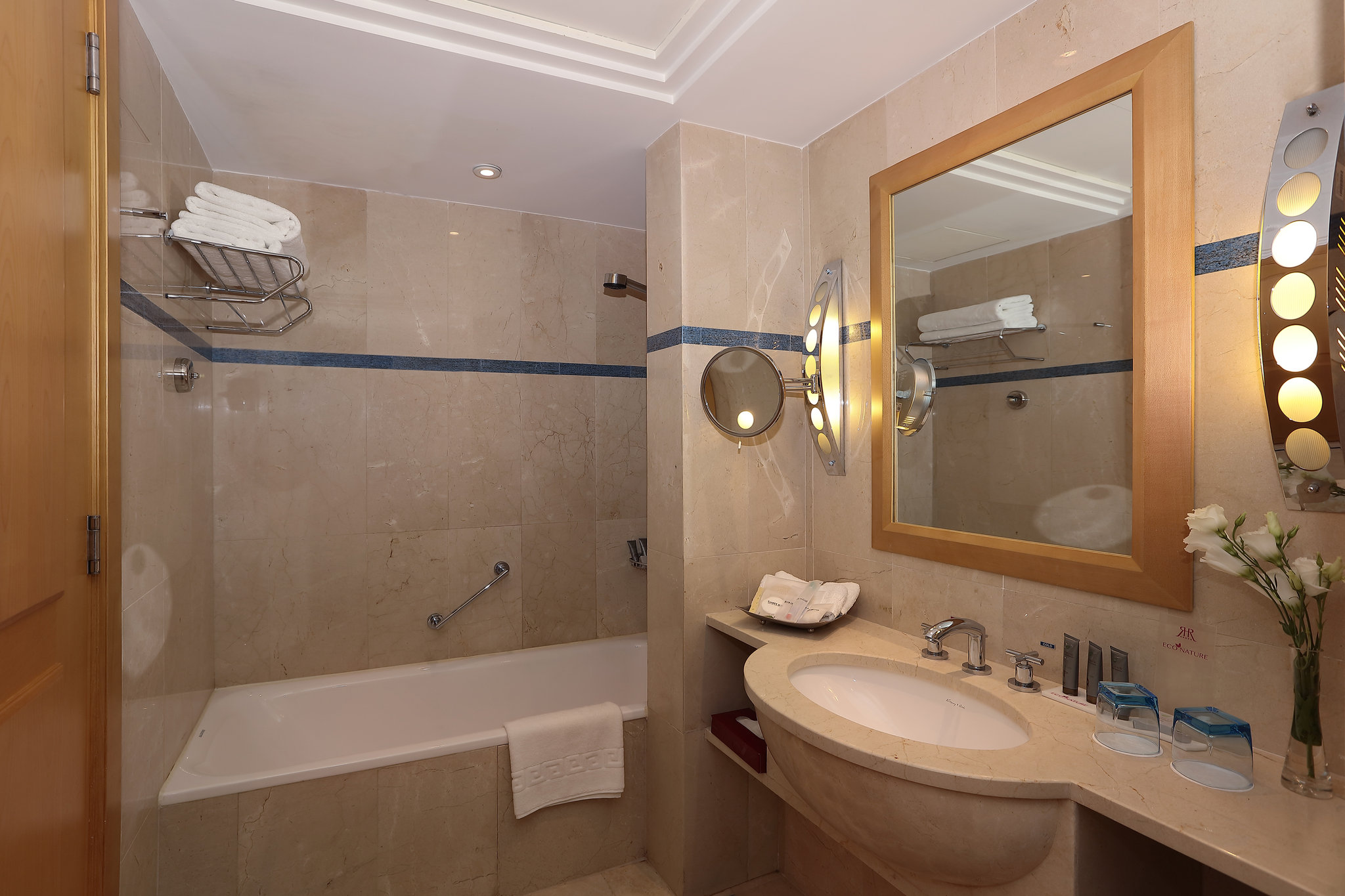 Deluxe_1_bedroom_suite_AS1-bathroom1_S