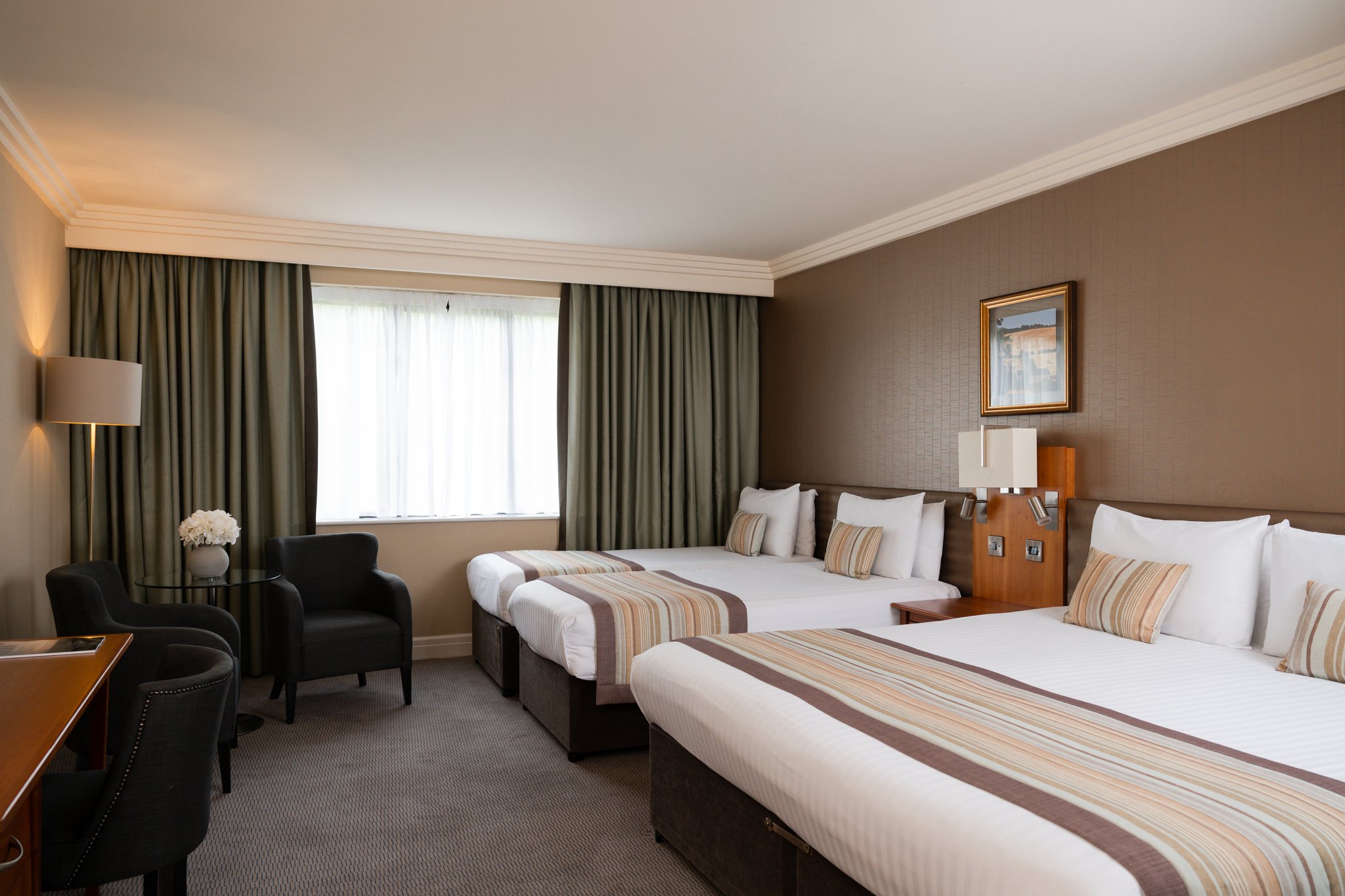 7GtCAJoR0qbVmQEzzD8dg_Junior_Family_Room_S