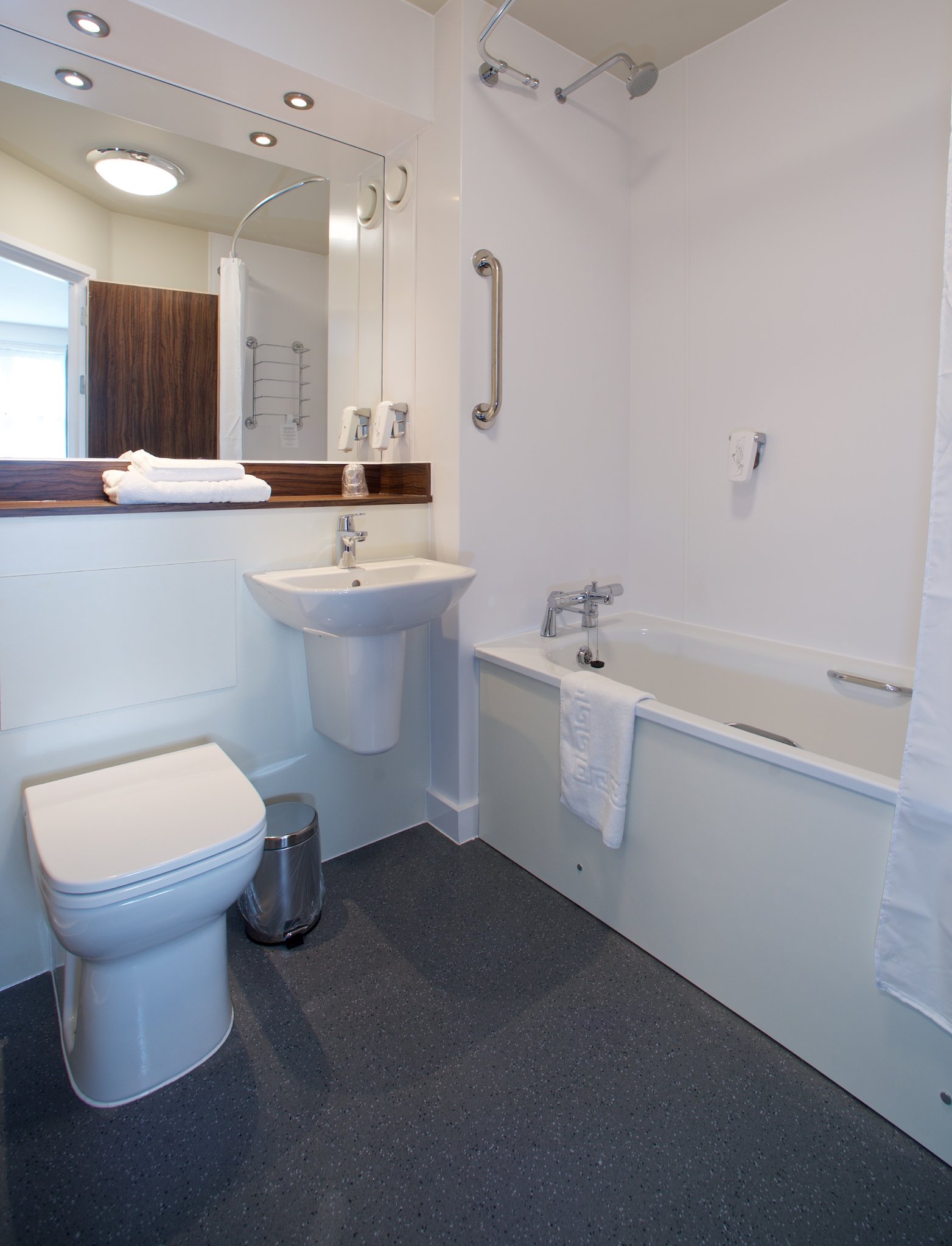 U0g5TAZMAUW0AqkUFOjTvA_Family_Bathroom_S