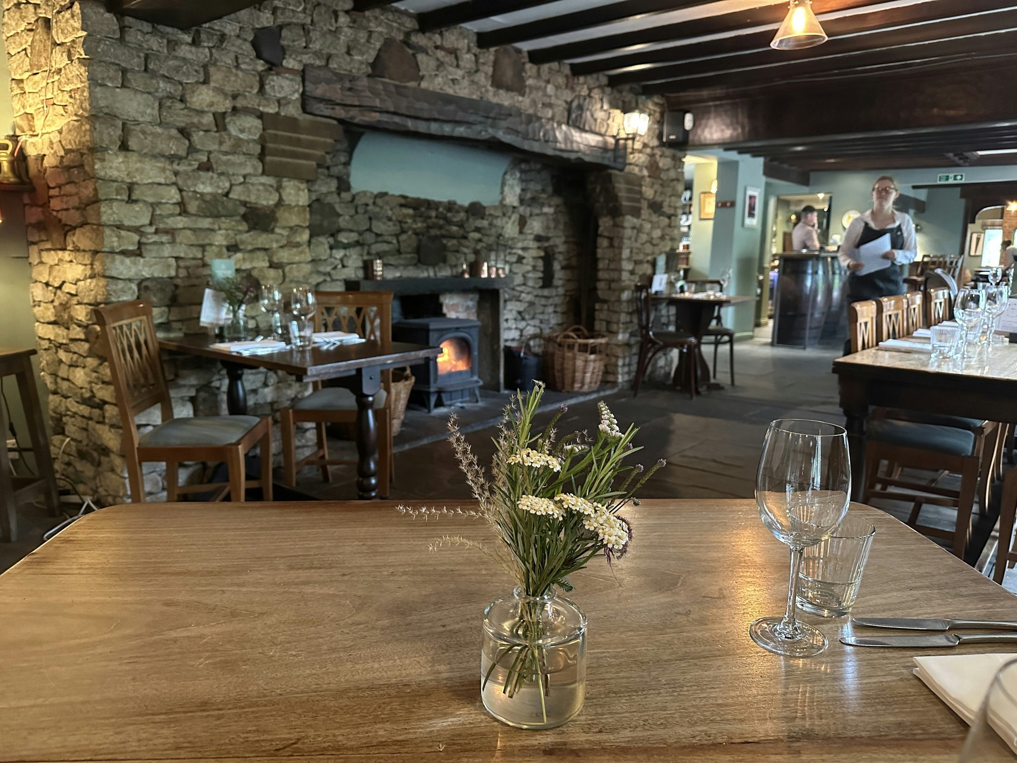 1pJw6uC0RkWfbiGTp0LuQ_front_eating_S