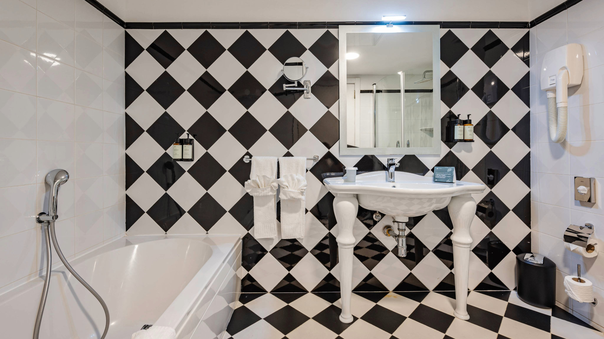 AX_The_Victoria_Hotel_-_Deluxe_Suite_(2)_S