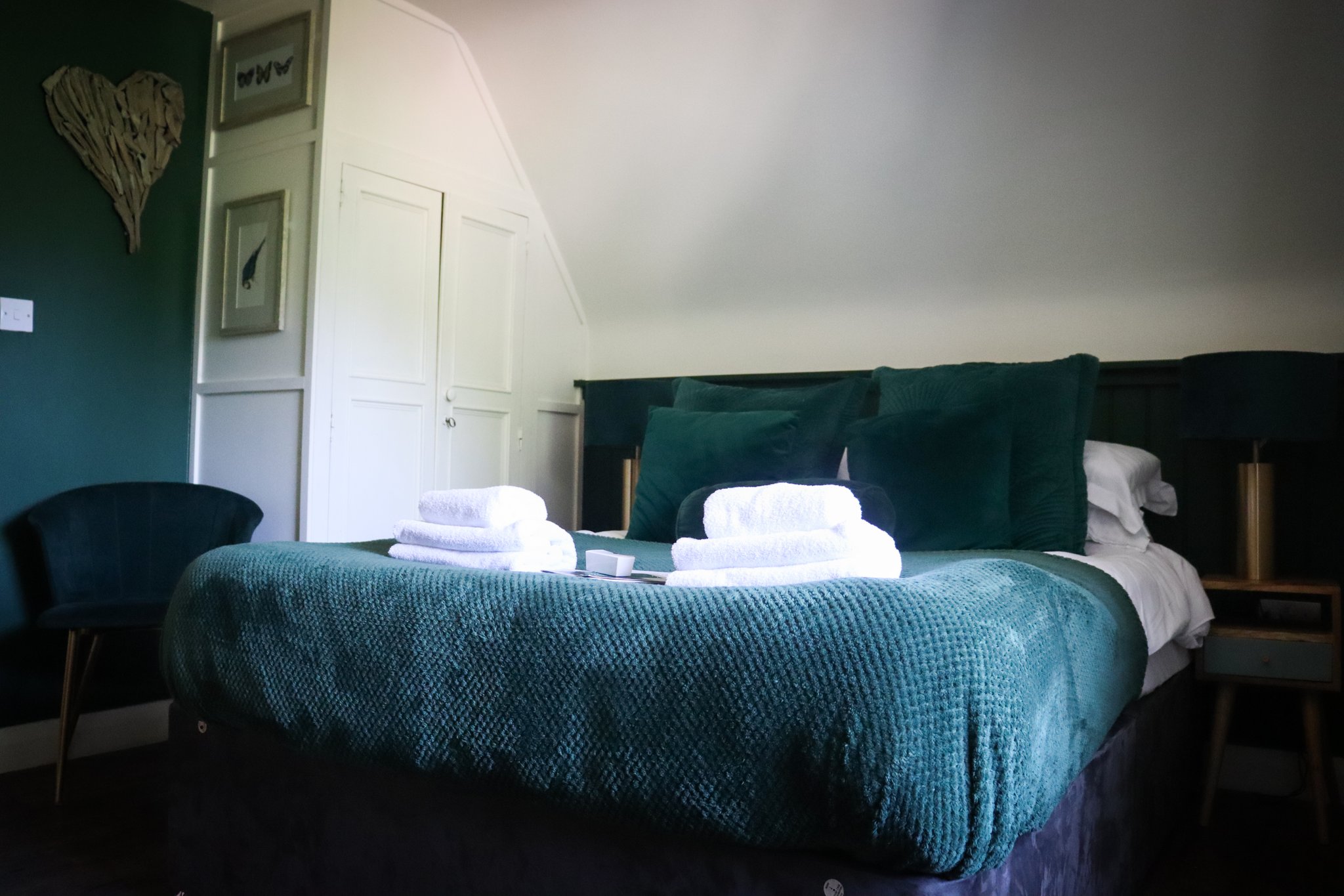 Ddwl5jenkiU7eq9pPPG4Q_Room_6_Deluxe_Double-03_S