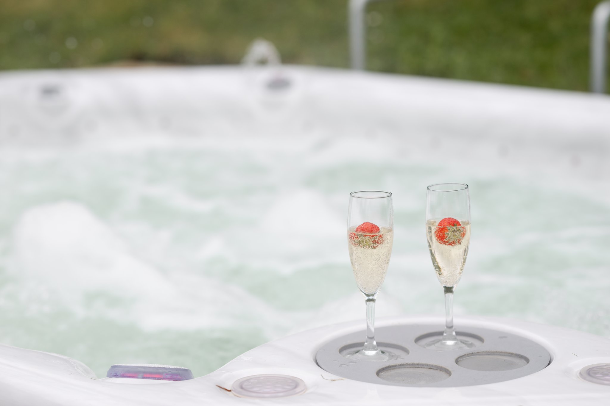 egKtrWAp1UO3u9KJ8Q8Yg_Luxury_Suite_with_Hot_Tub_(2)_S