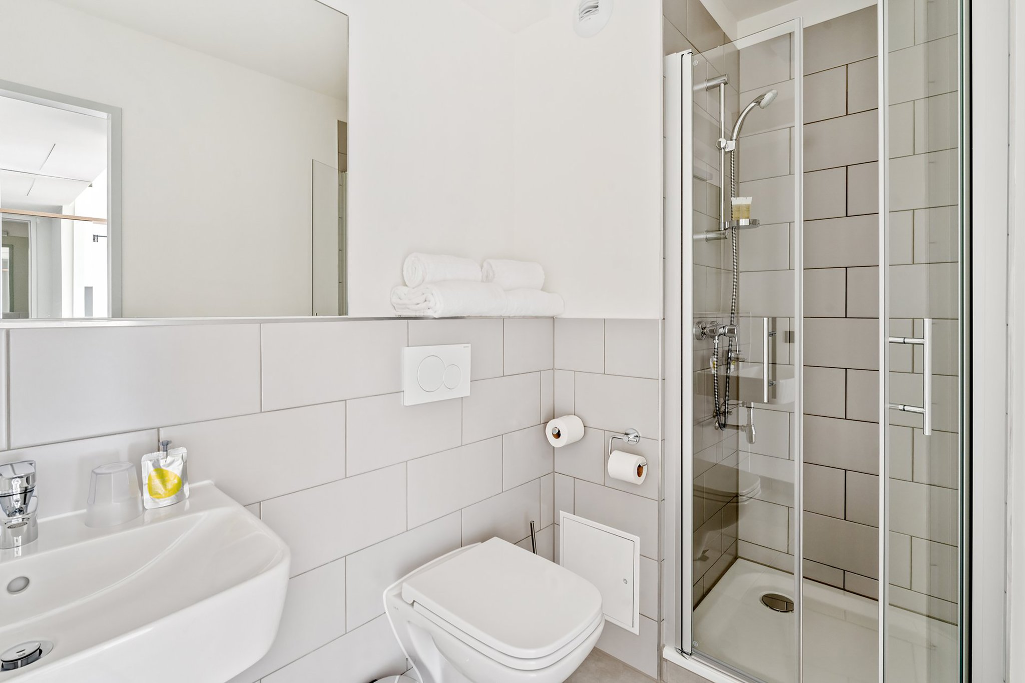 Deluxe_room_1_queen_bed-00_S