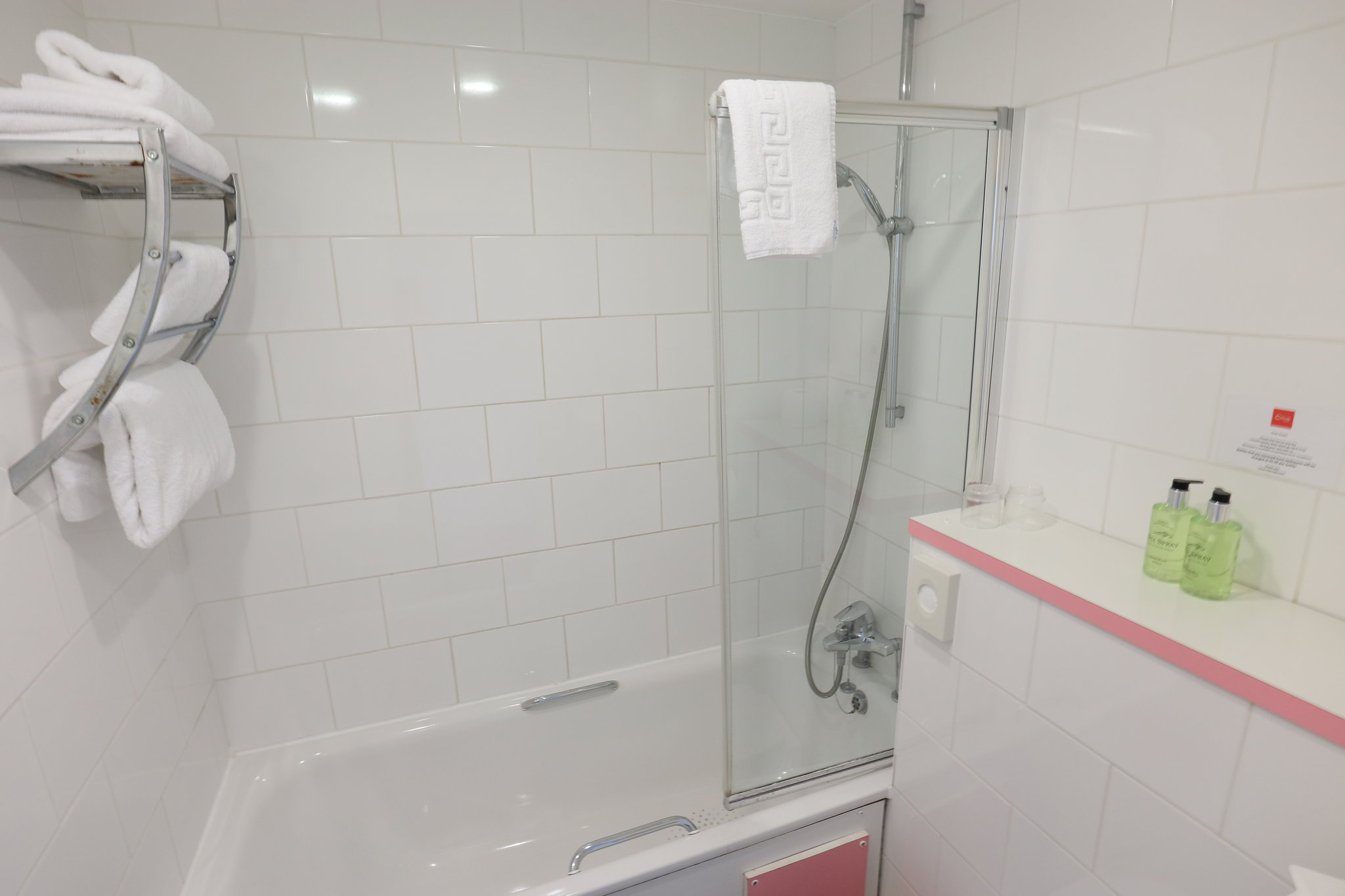 Standard_Room_Bathroom4_S