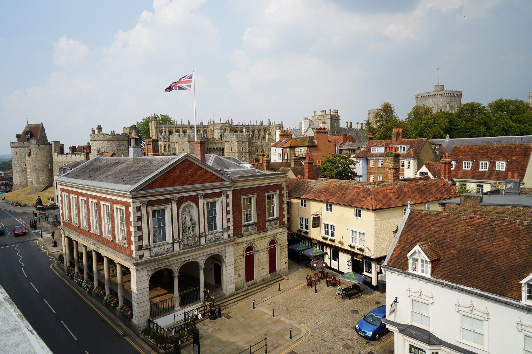 View_from_balcony_over_Guildhall_and_castle_(2)_S