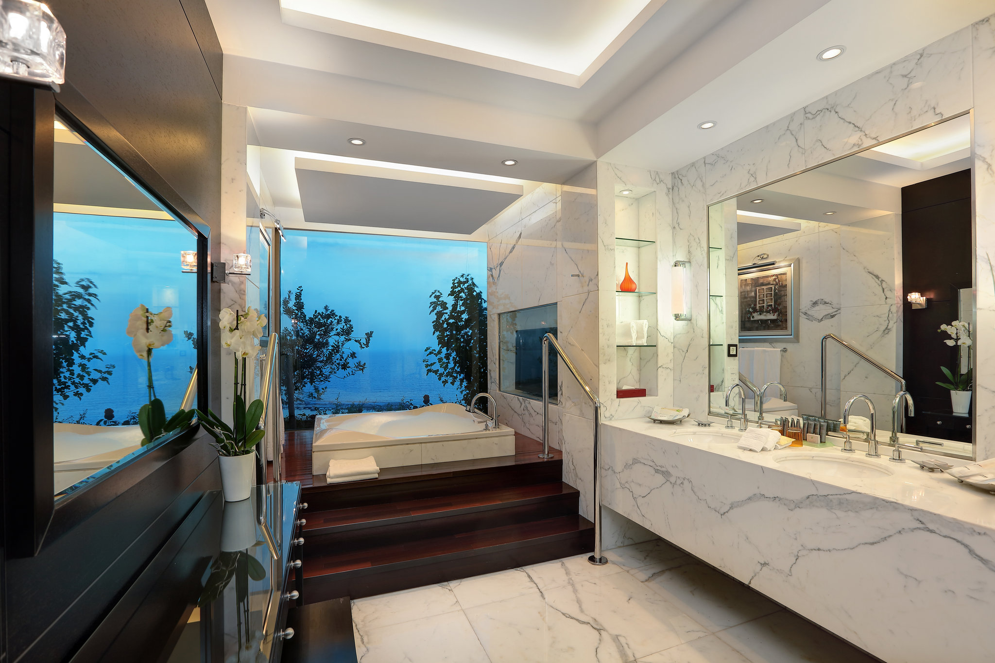 Royal_Suite-ROY-main_bathroom_red_S