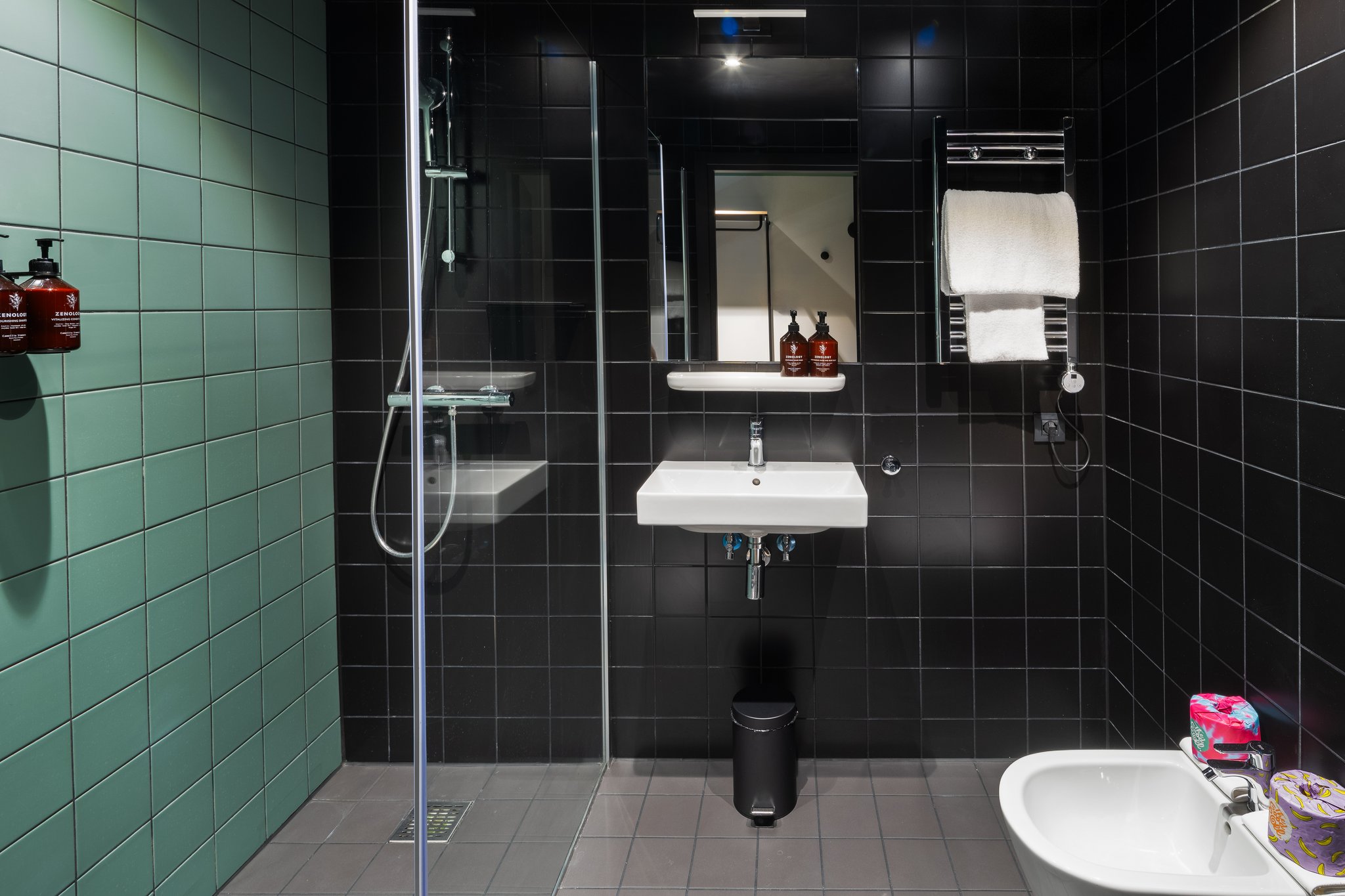 I16tA1UMB0mDUudg7gt55g_Bathroom_S