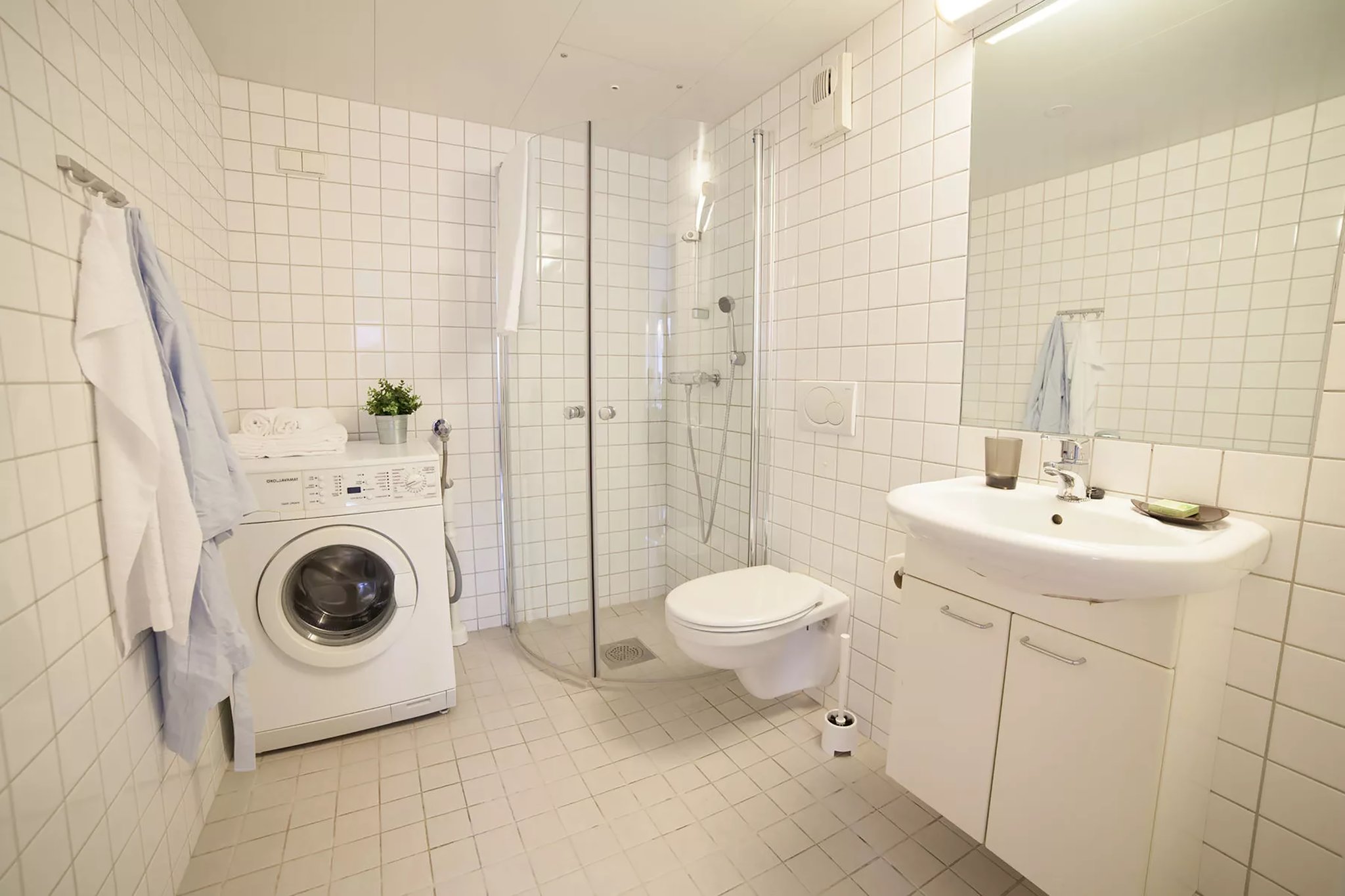 Two_Bedroom_Apartment_Three-Four_Persons_Bathroom_S