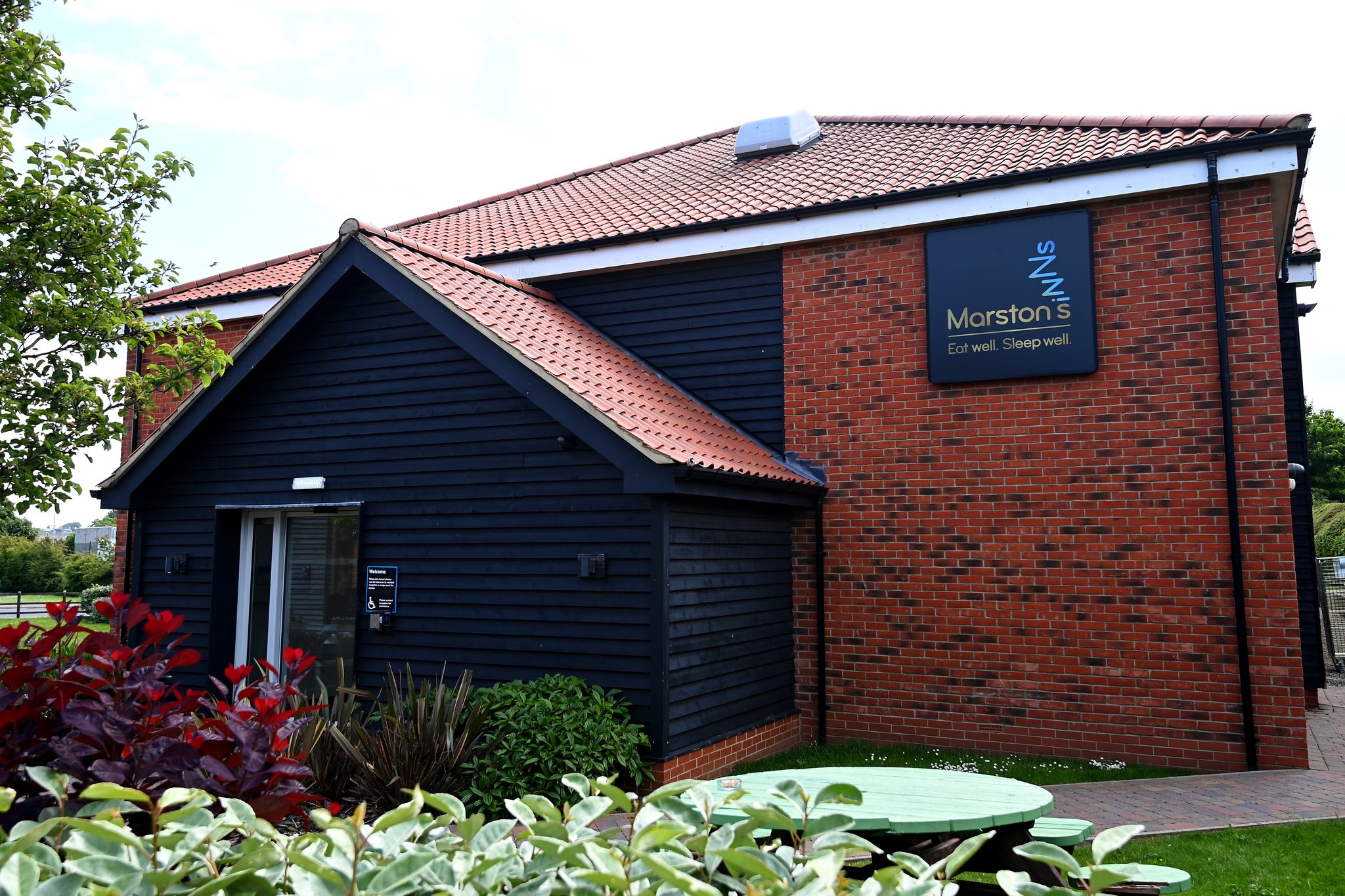 19feTbyBIUO5cOvQbzm7tA_Lodge_Front_S