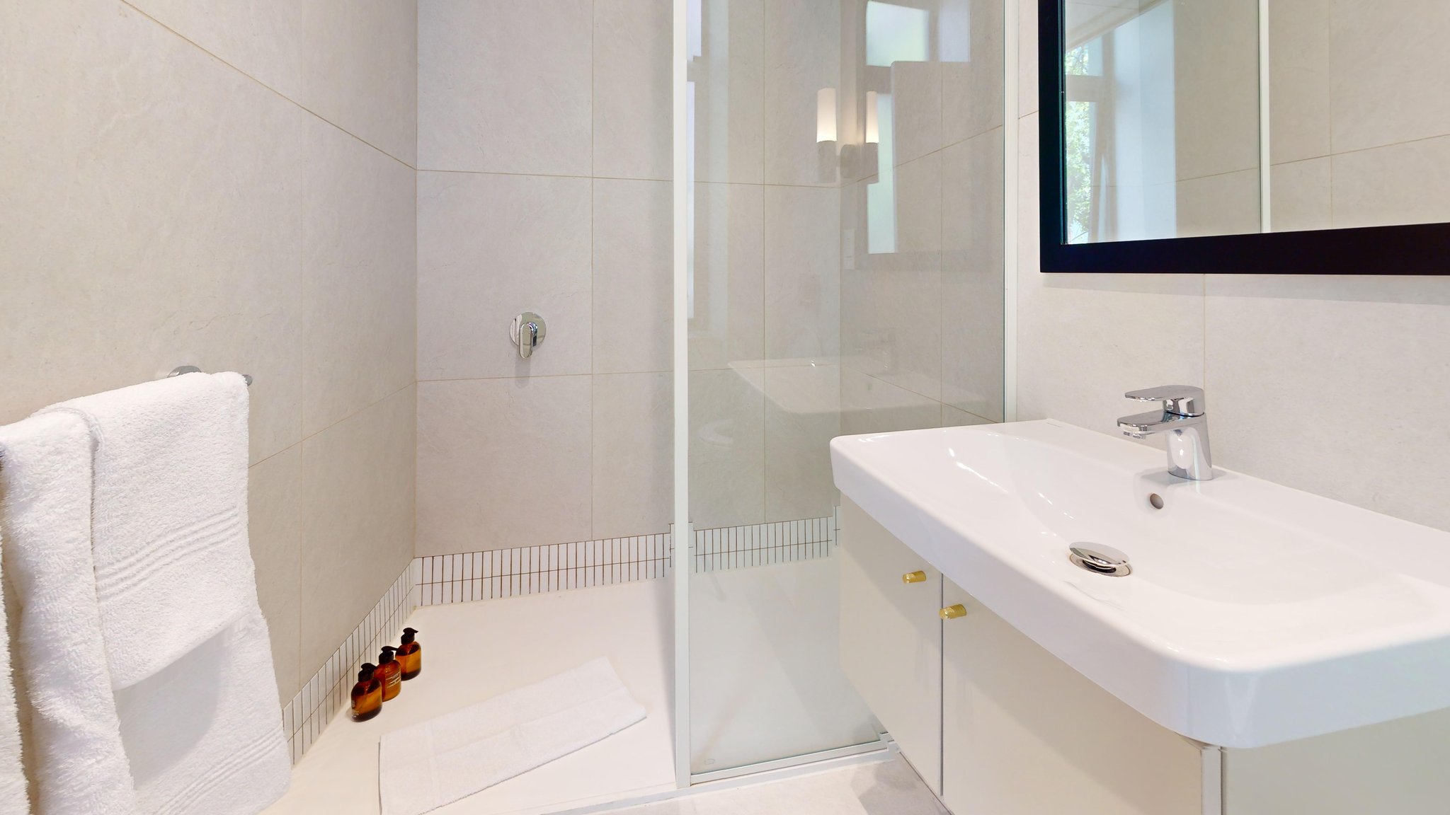 Il1roEmjTUeaENvZp8j1Iw_Smart-Studio-Bathroom_S