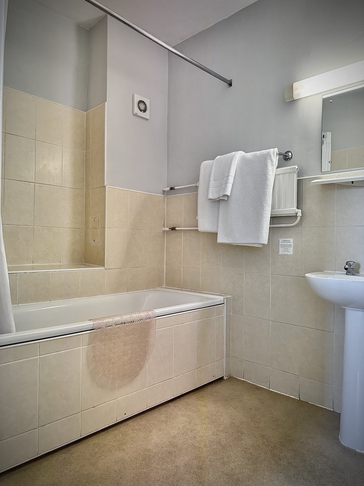 XnspJ3znJUKfE890wms9wQ_Twin-family_room_bathroom_S