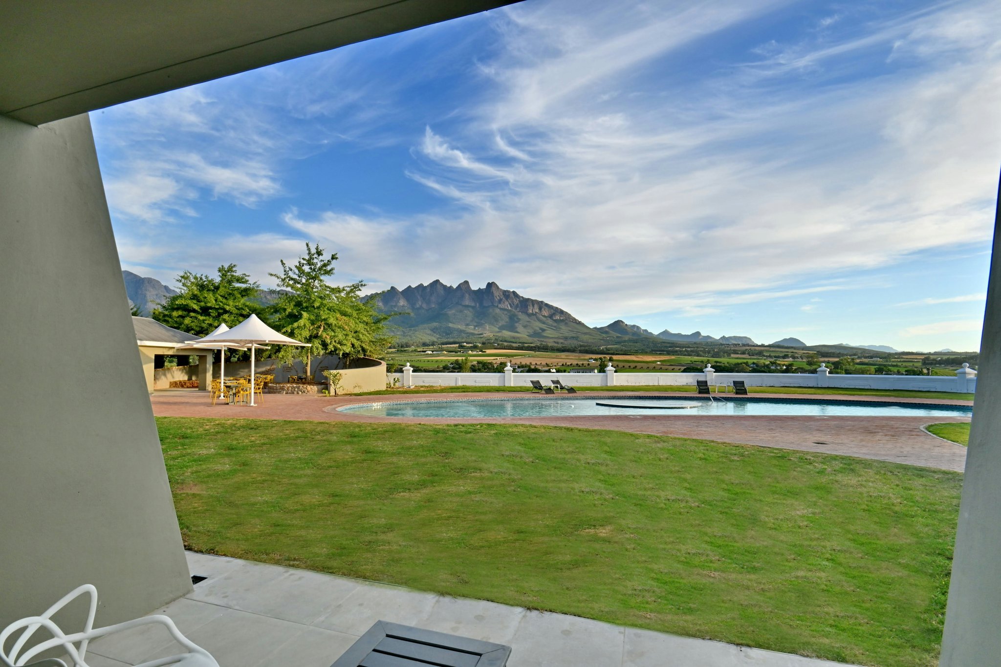 YpDLSqTiUUuKTDa6lEgcg_King_or_Twin_with_Patio_S