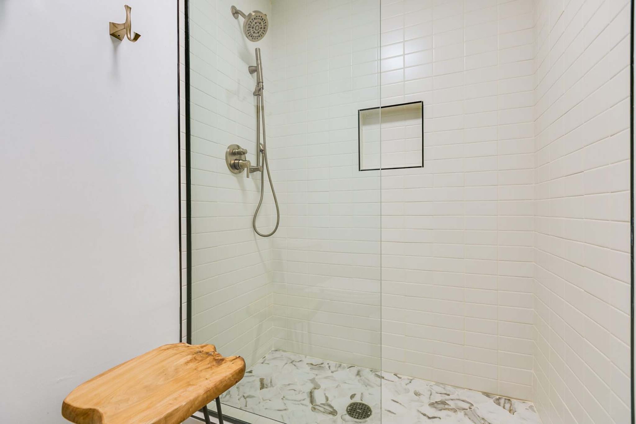 Deluxe_King_Bed-05_S