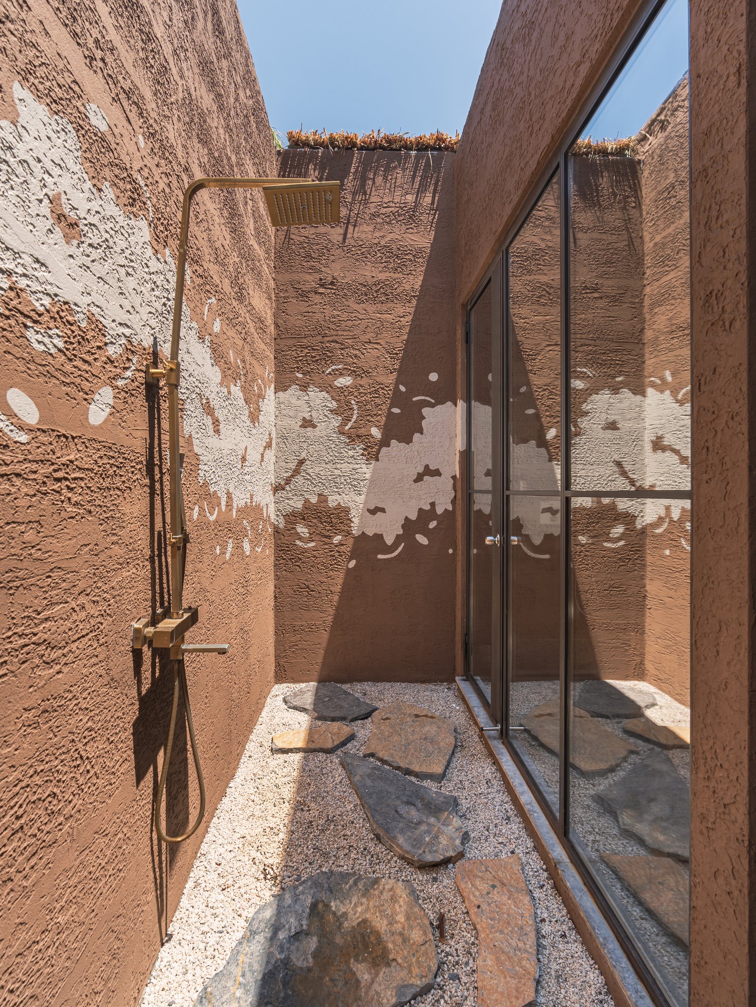 Comfort_Suite_Outdoor_Shower_S