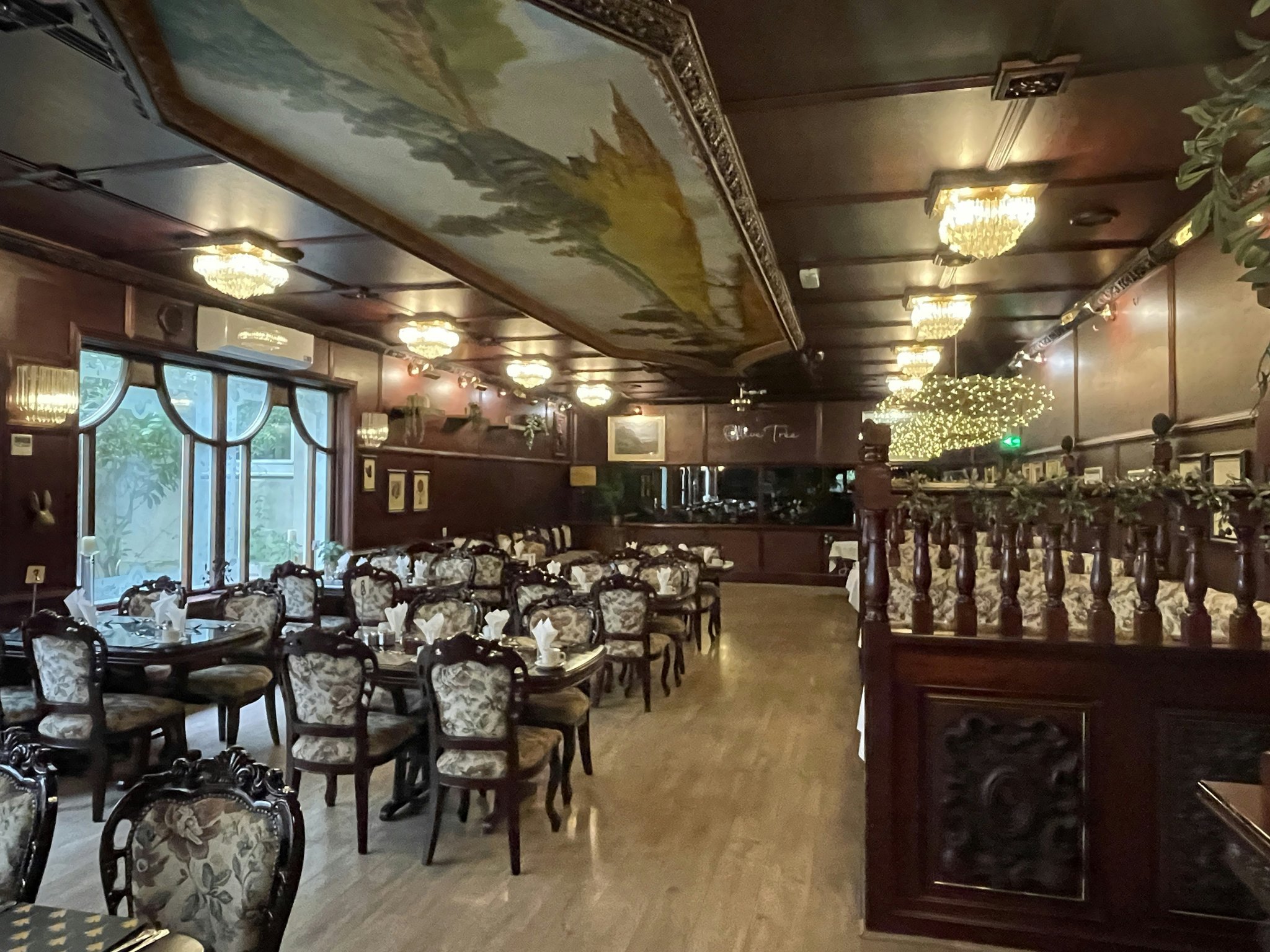 r6TXOe2e9EiztrCvr8m3g_Restaurant-1_S