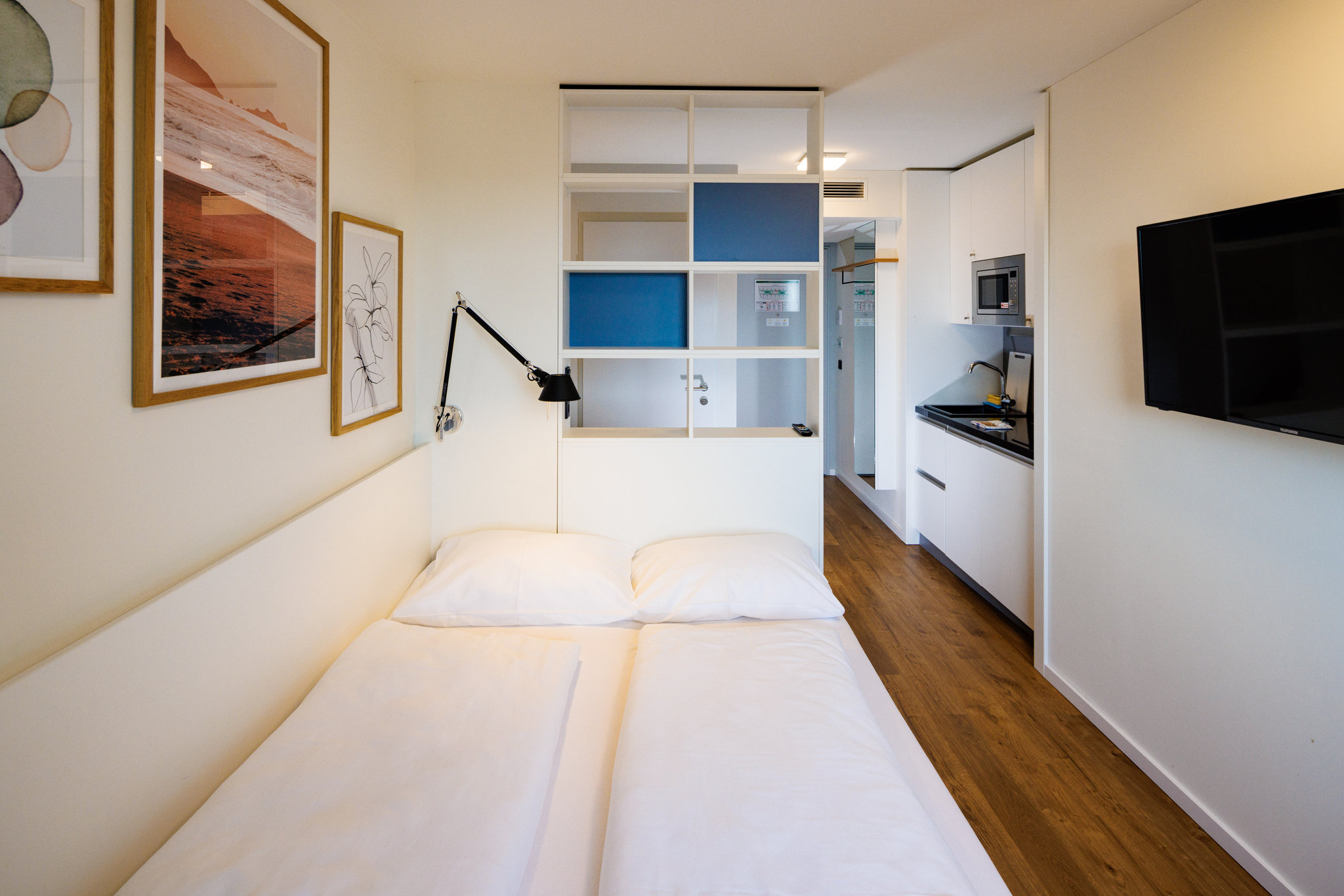 Standard_room_1_queen_bed-01_S