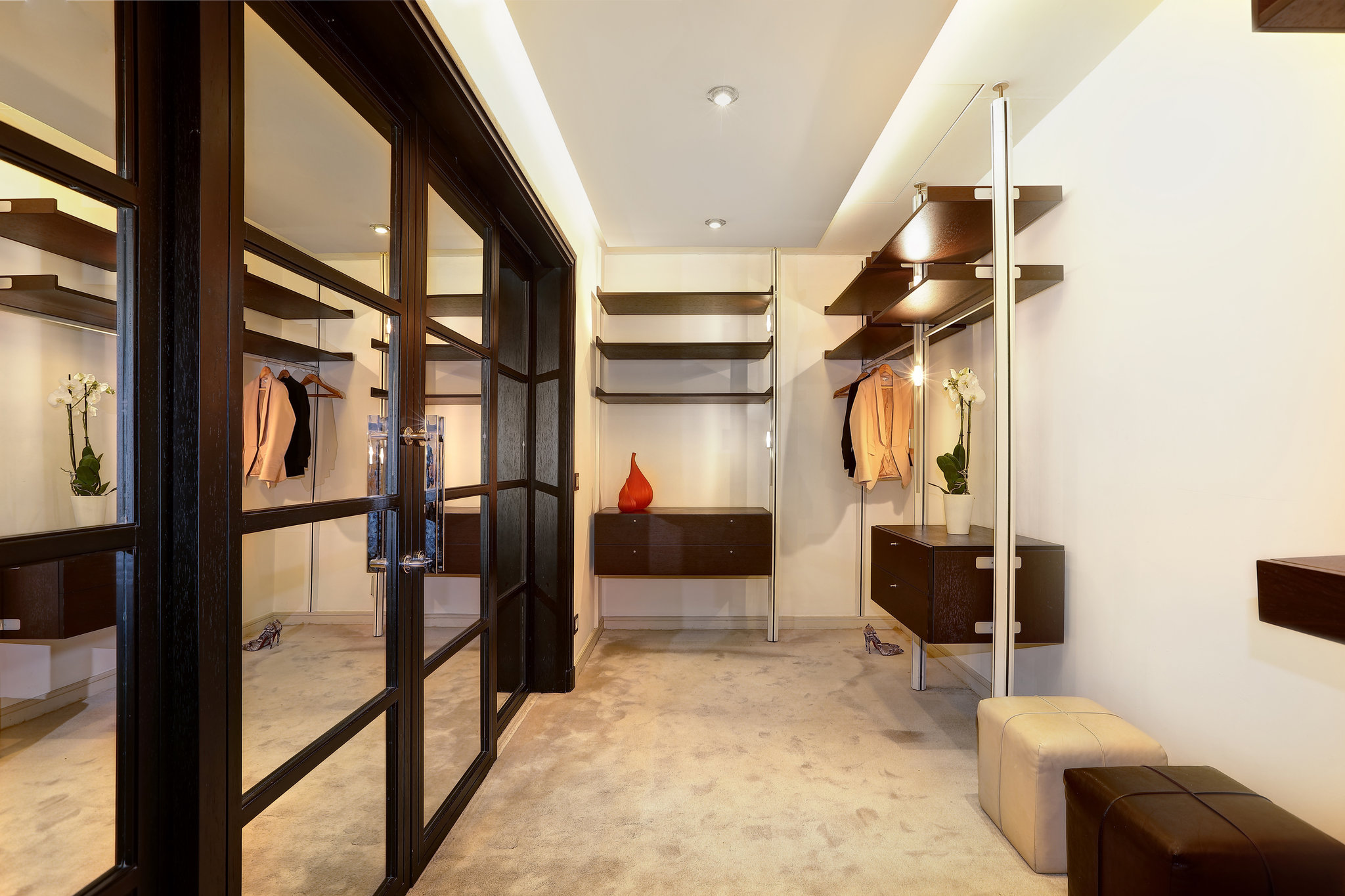 Royal_Suite-ROY-walking-in_red_S