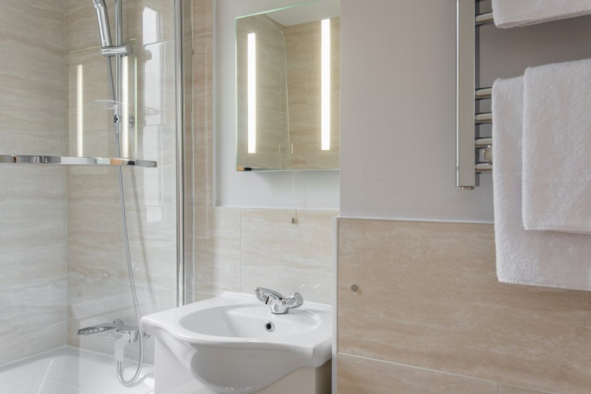 Chelsea_Cloisters_bathrm_close_up_S