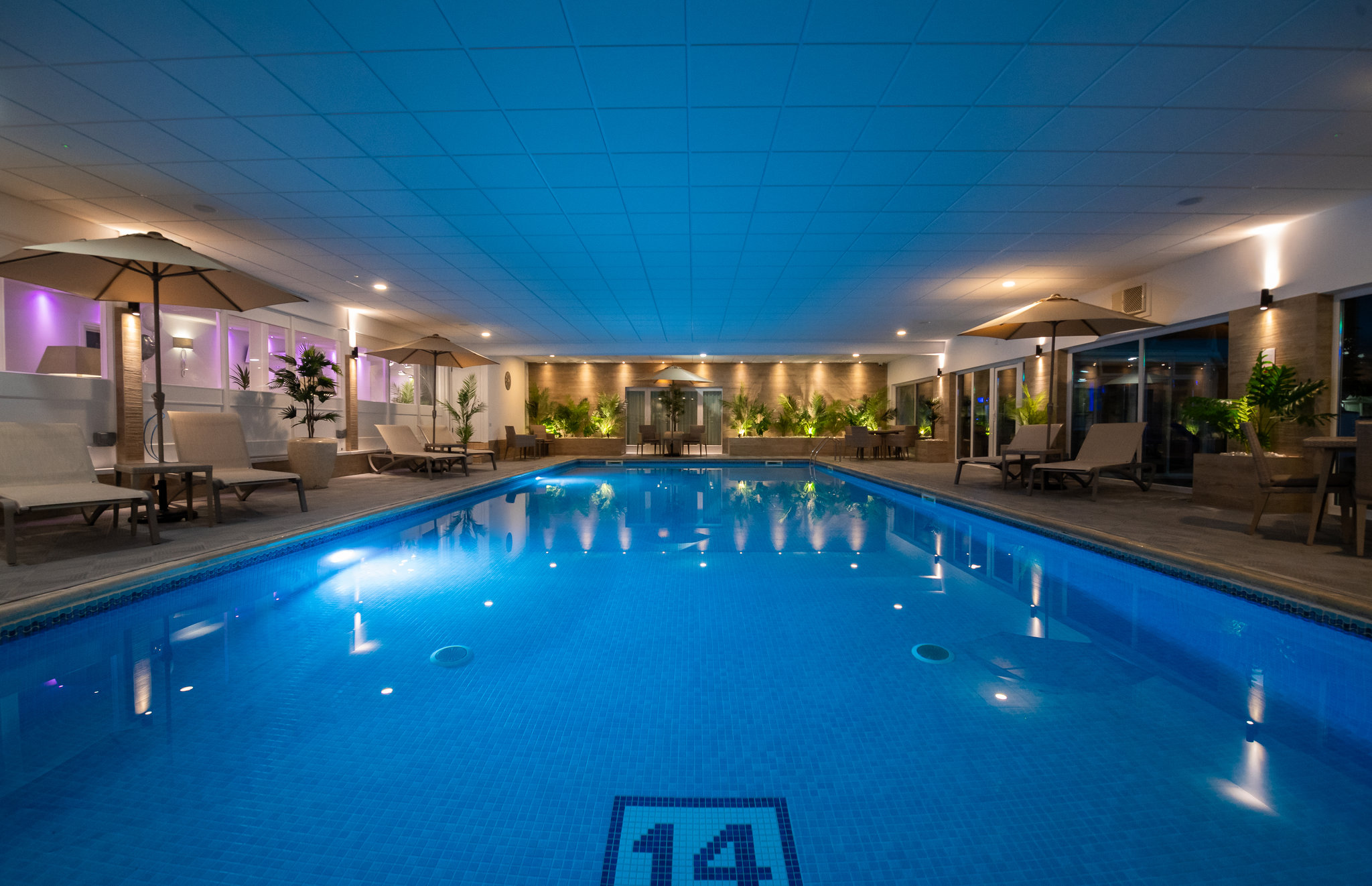 dpmrKLoqbkCwYIG19IRWzg_Indoor_pool_at_night_S