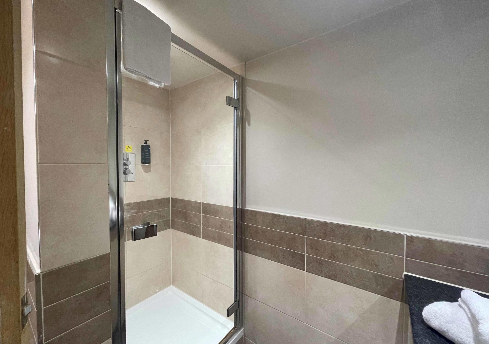 Cosy_Double_Bathroom_Shower_S