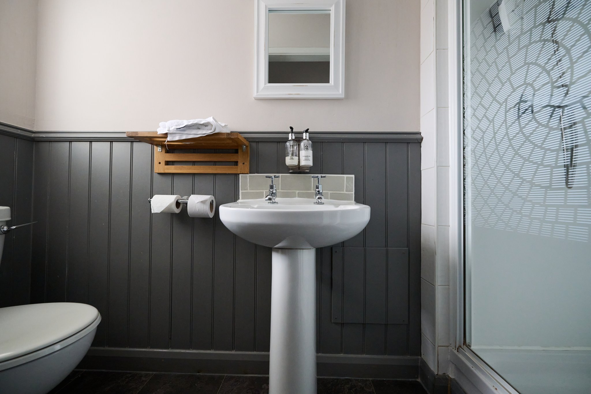 CJdDirno0OXyNERJ9Zpg_Single_Bathroom_S