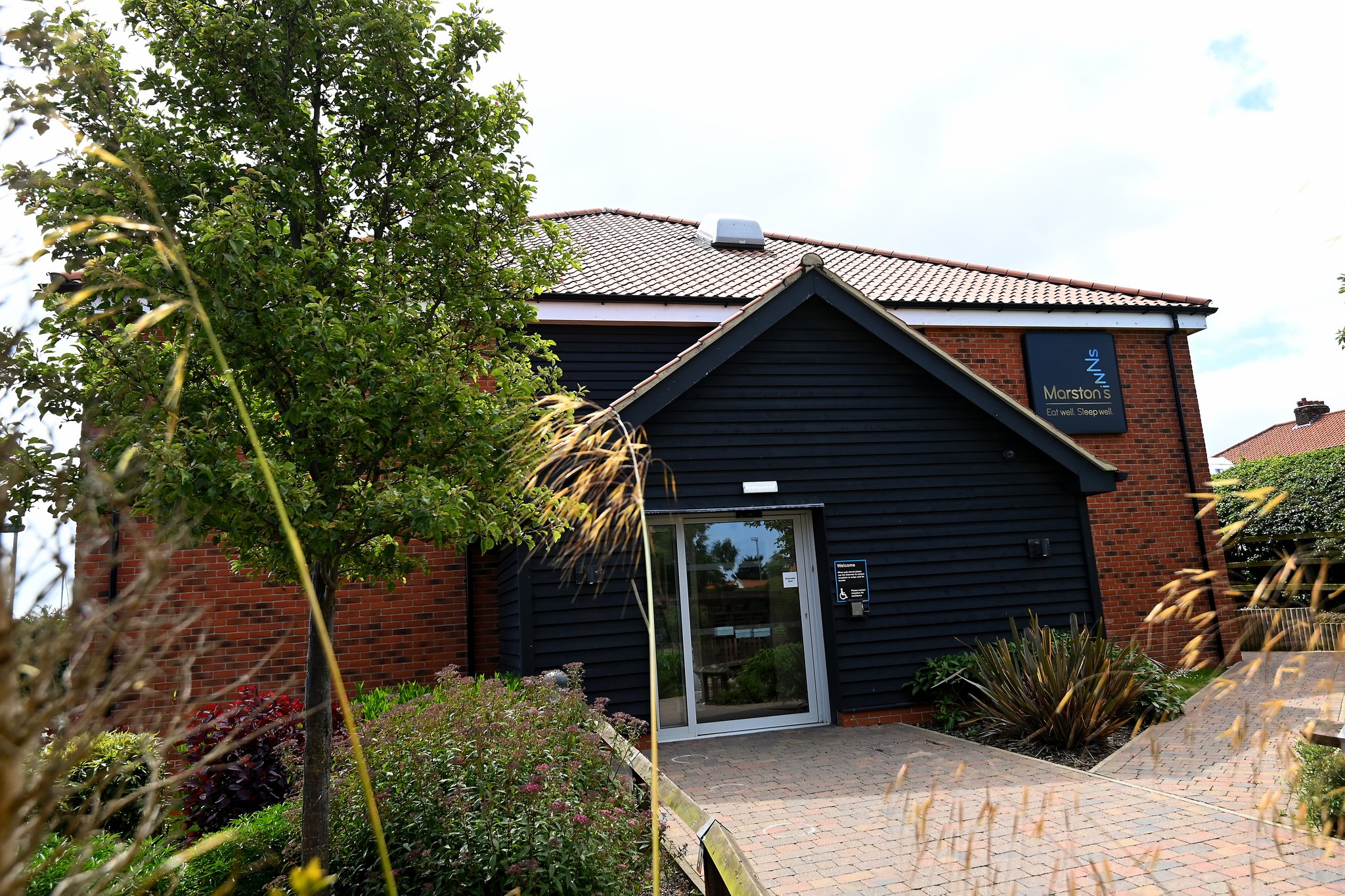 Ei3gXF6UU2KIkRF293qdQ_Lodge_Entrance_S