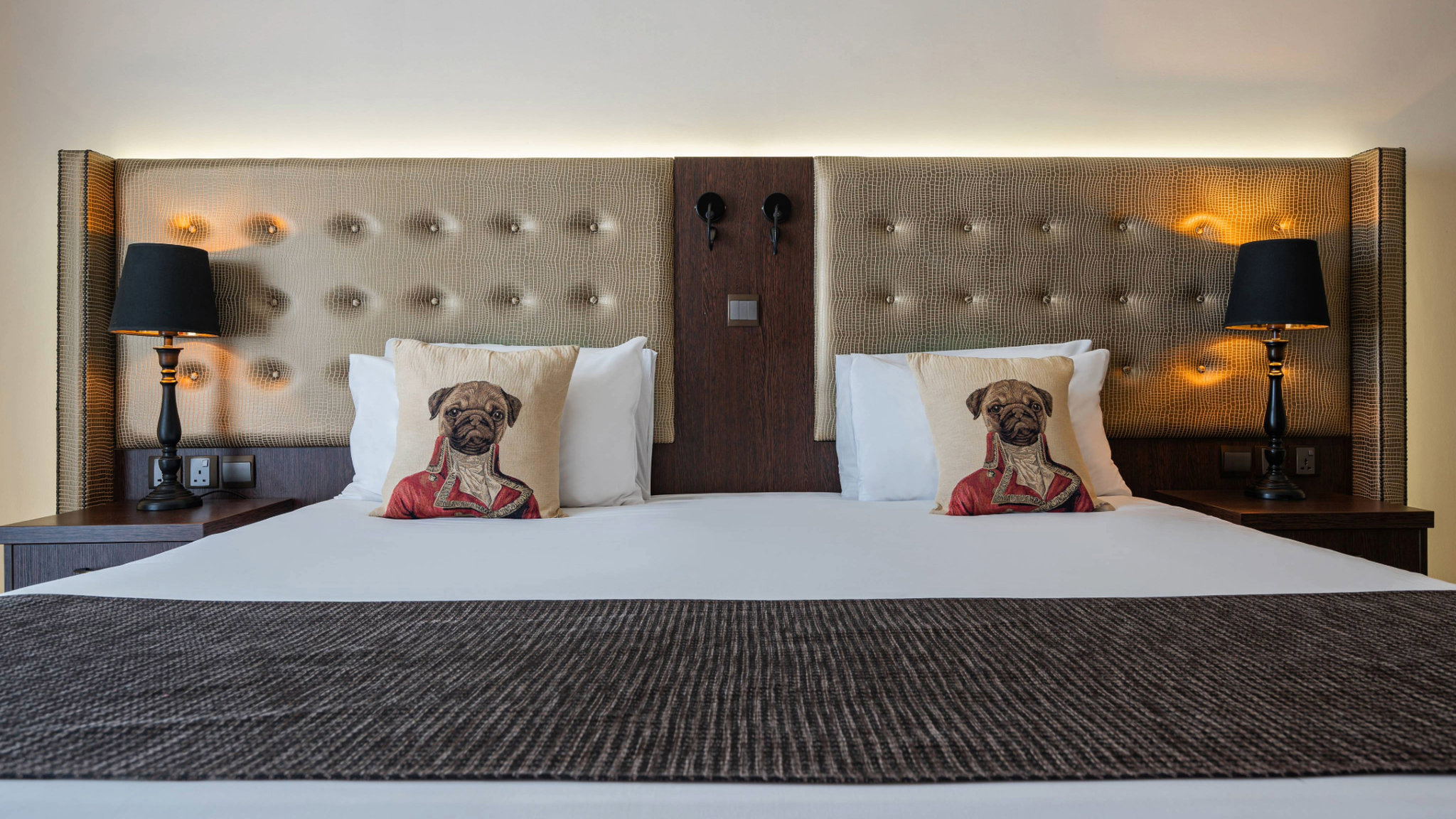 AX_The_Victoria_Hotel_-_Classic_Balcony_Room_(6)_S