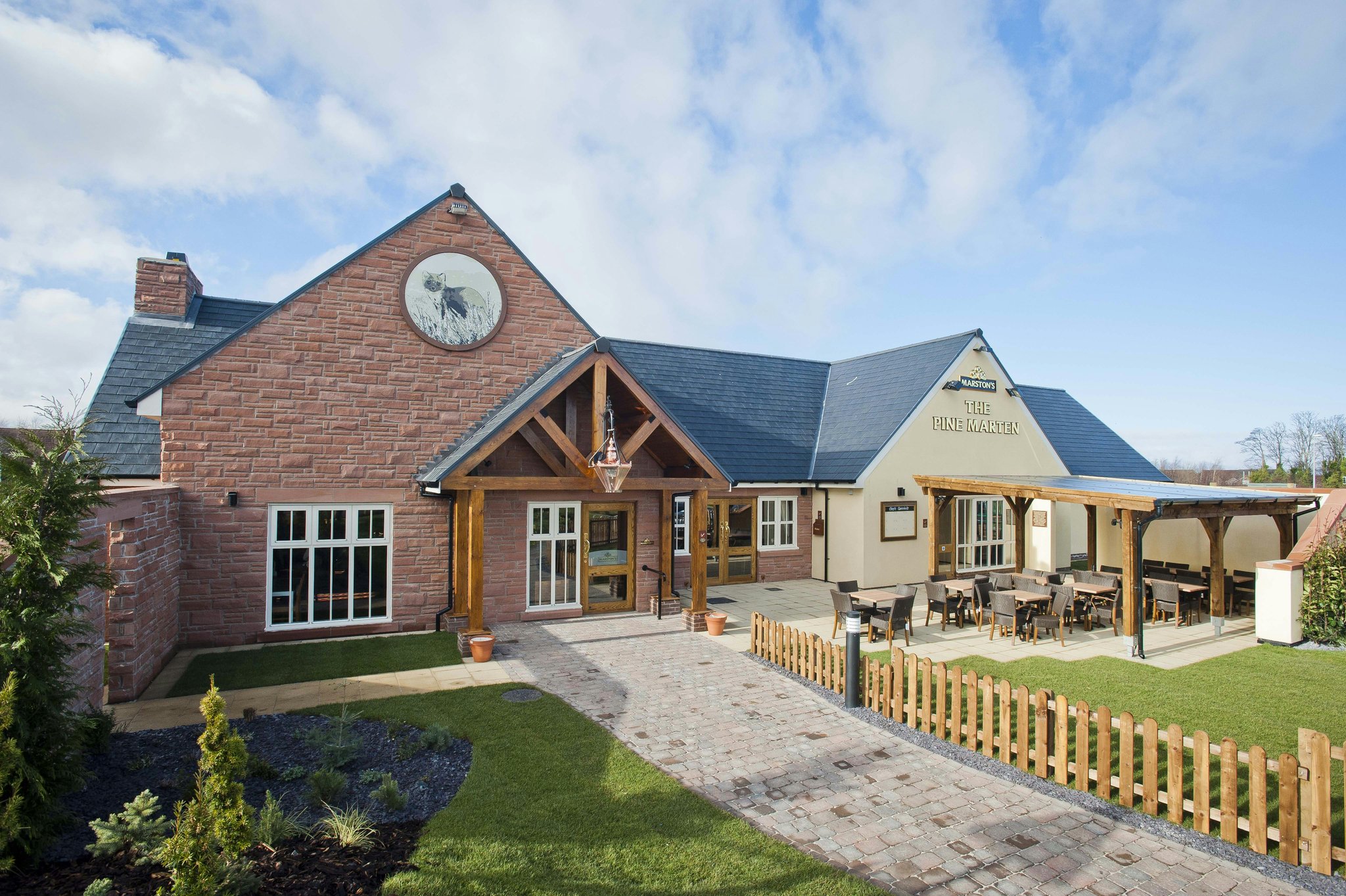 E4A7yHrqb0PrCCoSiKvBQ_Pub_Front_S