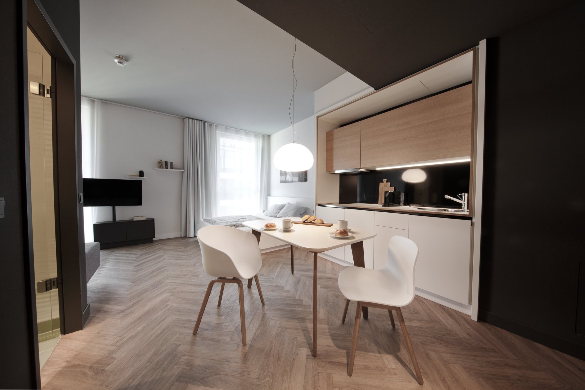 Apartment_1_queen_bed-02_S