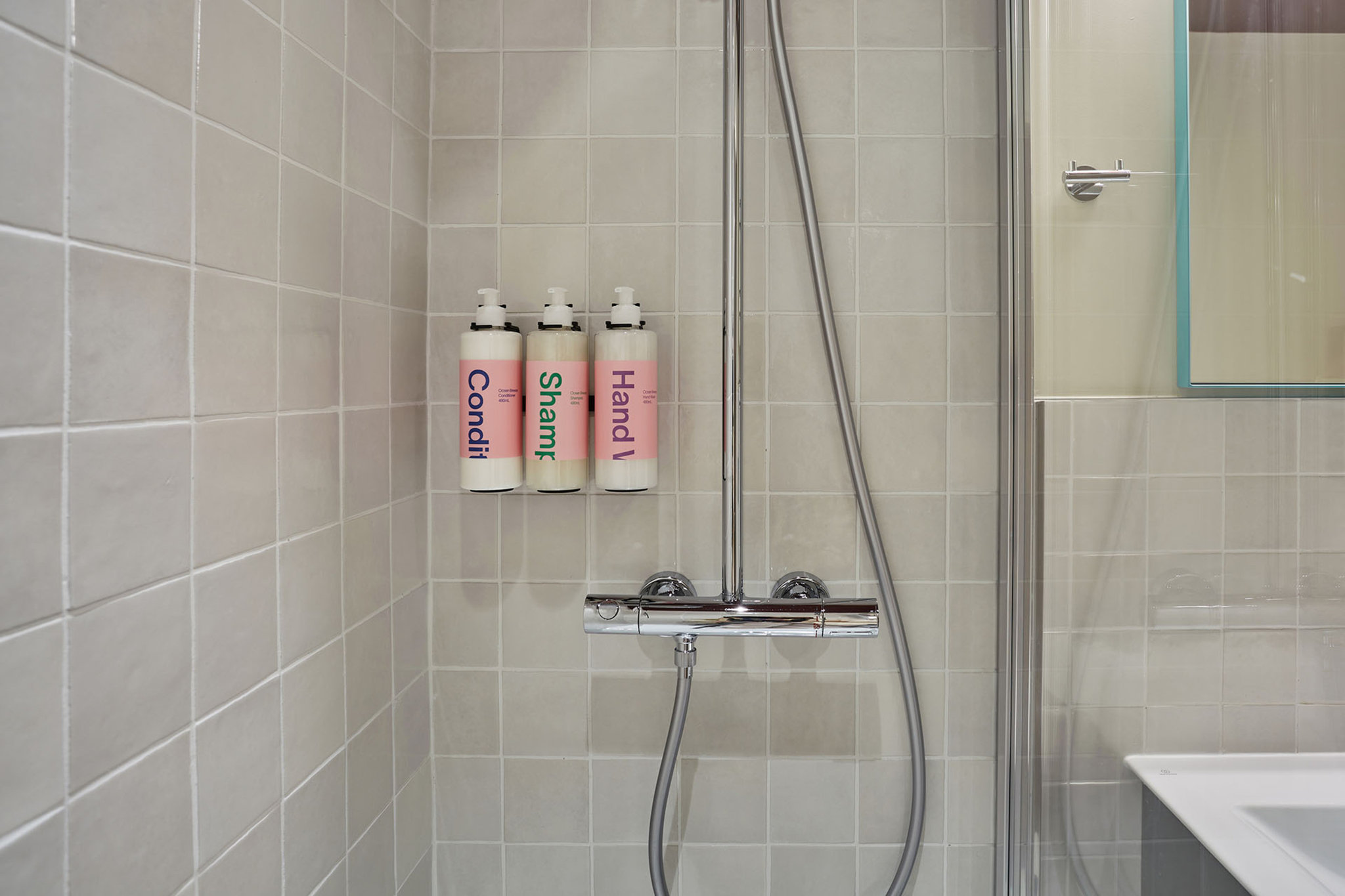 MccdcxPpY0u6xbHgPaxL3w_Medium_Studio-Bathroom-1_S