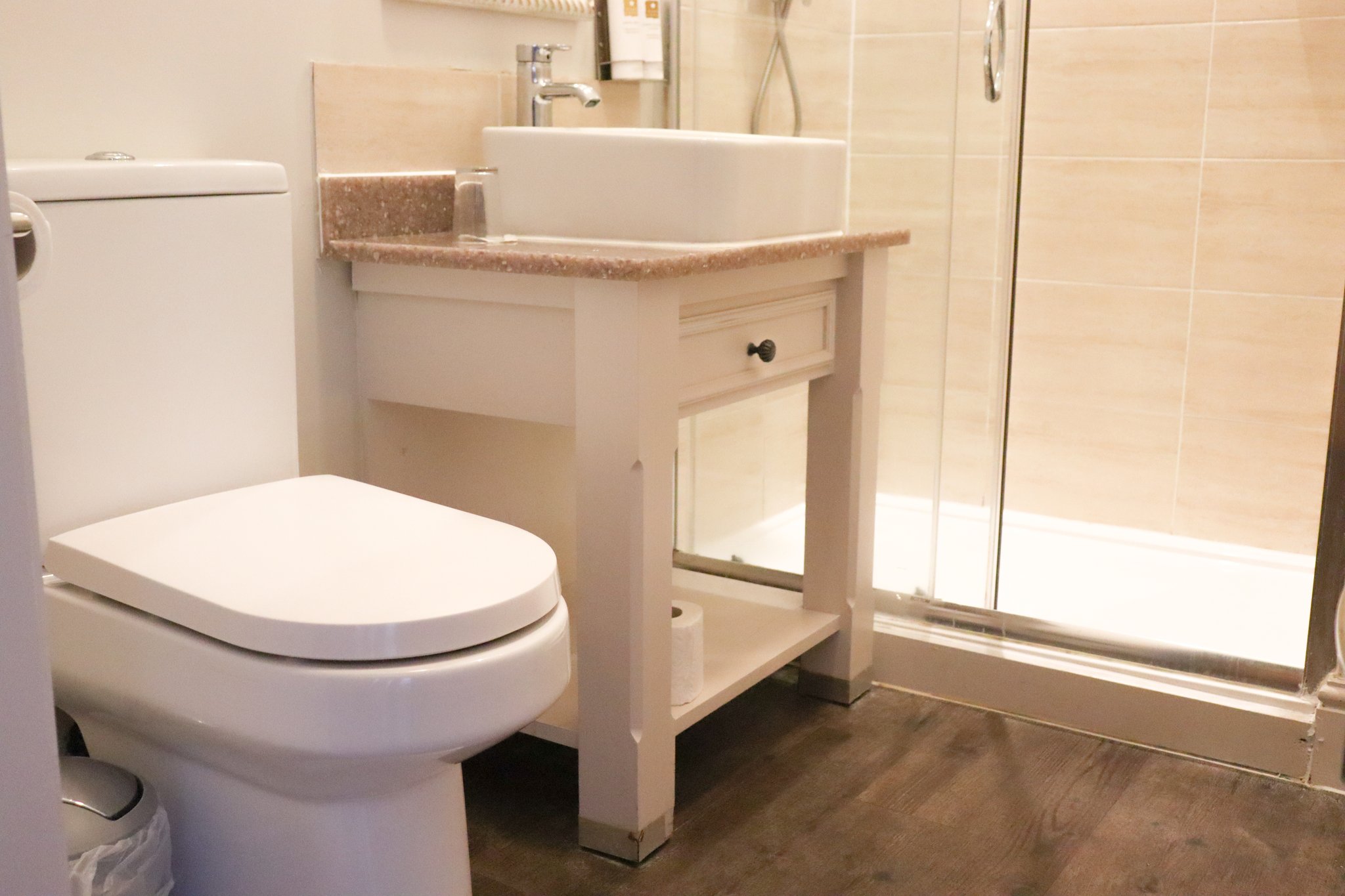 Y6X6iPzLyUix94GsVenZIg_Room_3_Bathroom-05_S