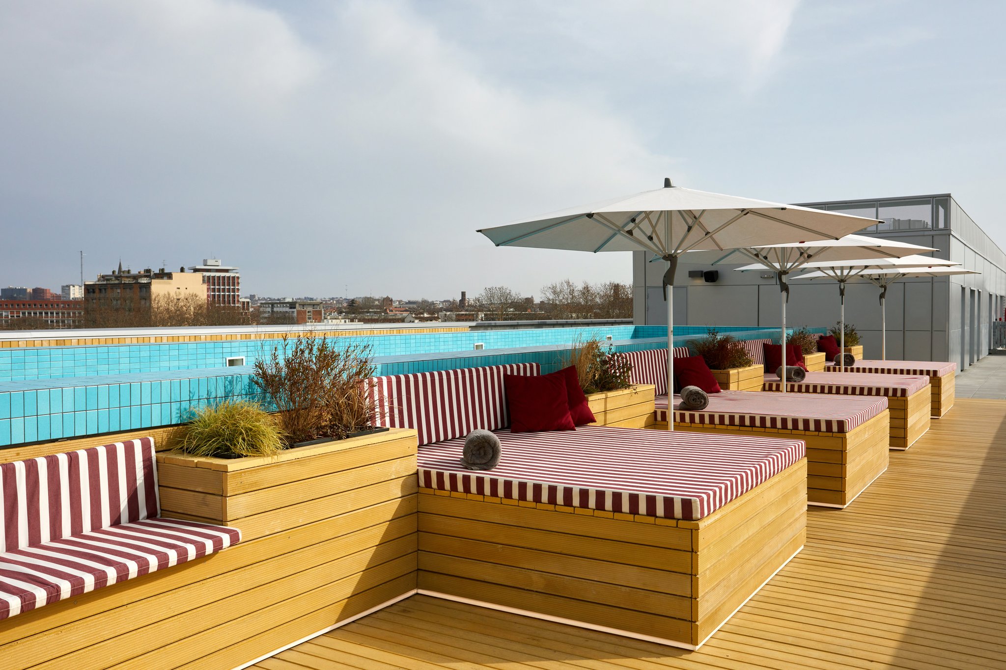 TheSocialHub_Toulouse_Exterior_Rooftop_Pool_2023_001_S