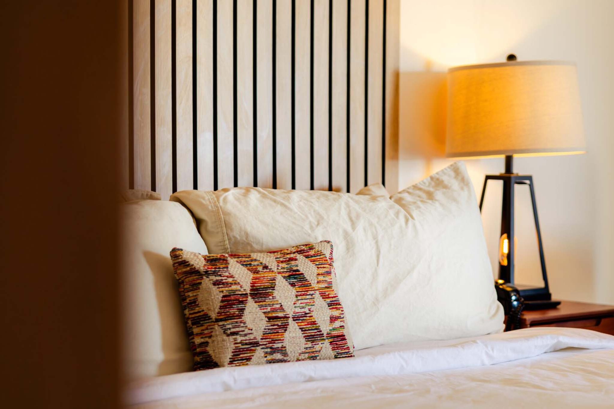 Deluxe_King_Bed-02_S