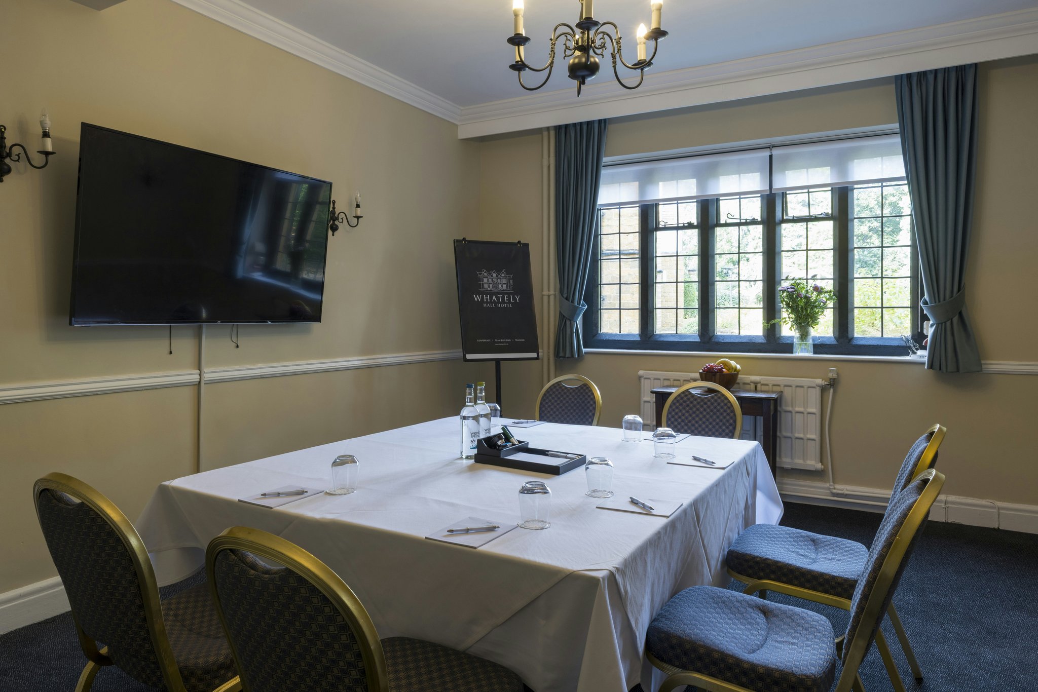 8PHMyEE3kkapIESoAI6Yw_Harness_Meeting_Room_(1)_S