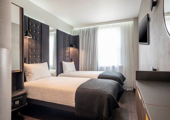 Cosy_Twin_with_Window_P