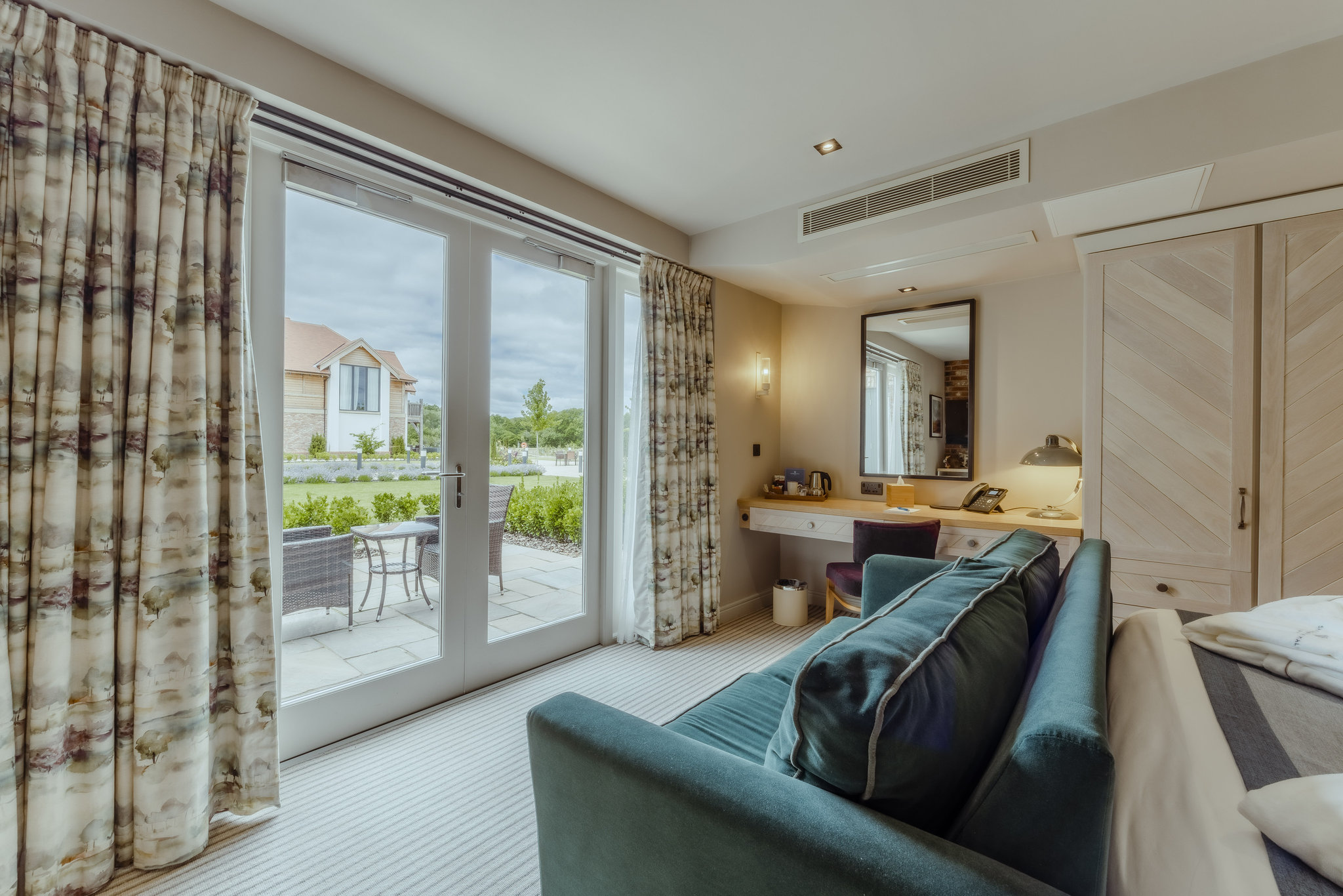 Courtyard_Premier_Room-01_S