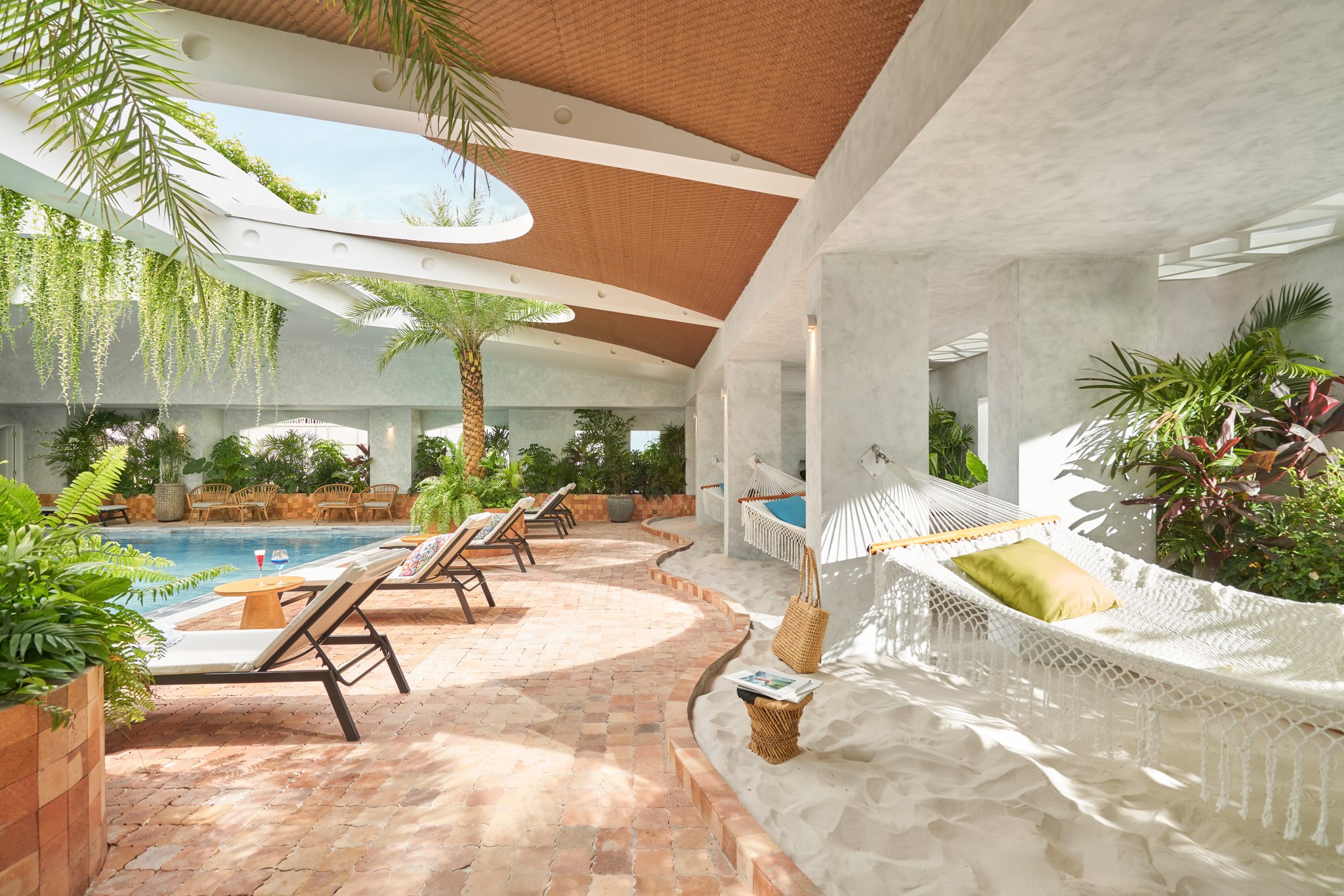 Outdoor_Pool_Sunbeds_S